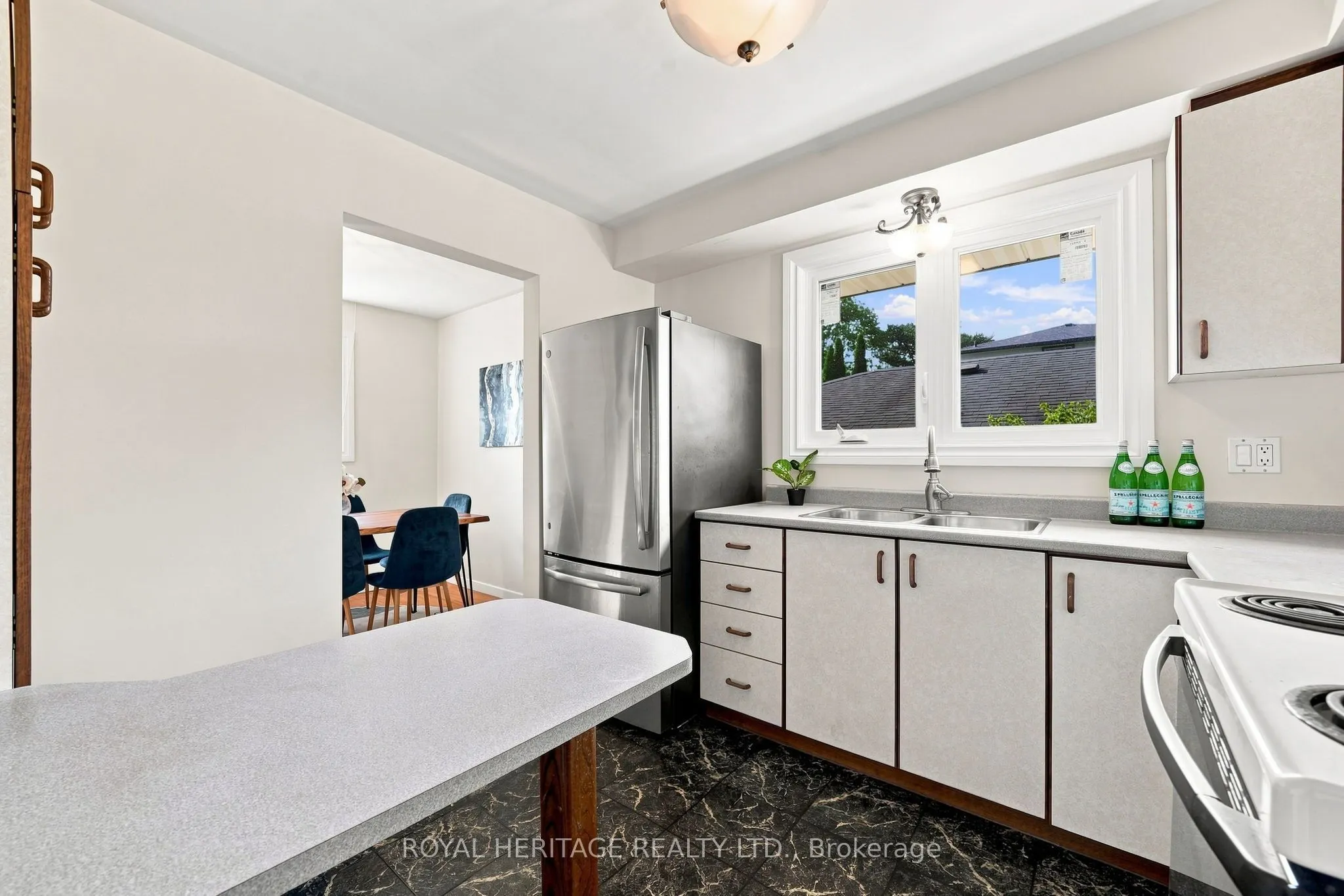471 Rossland Road E
