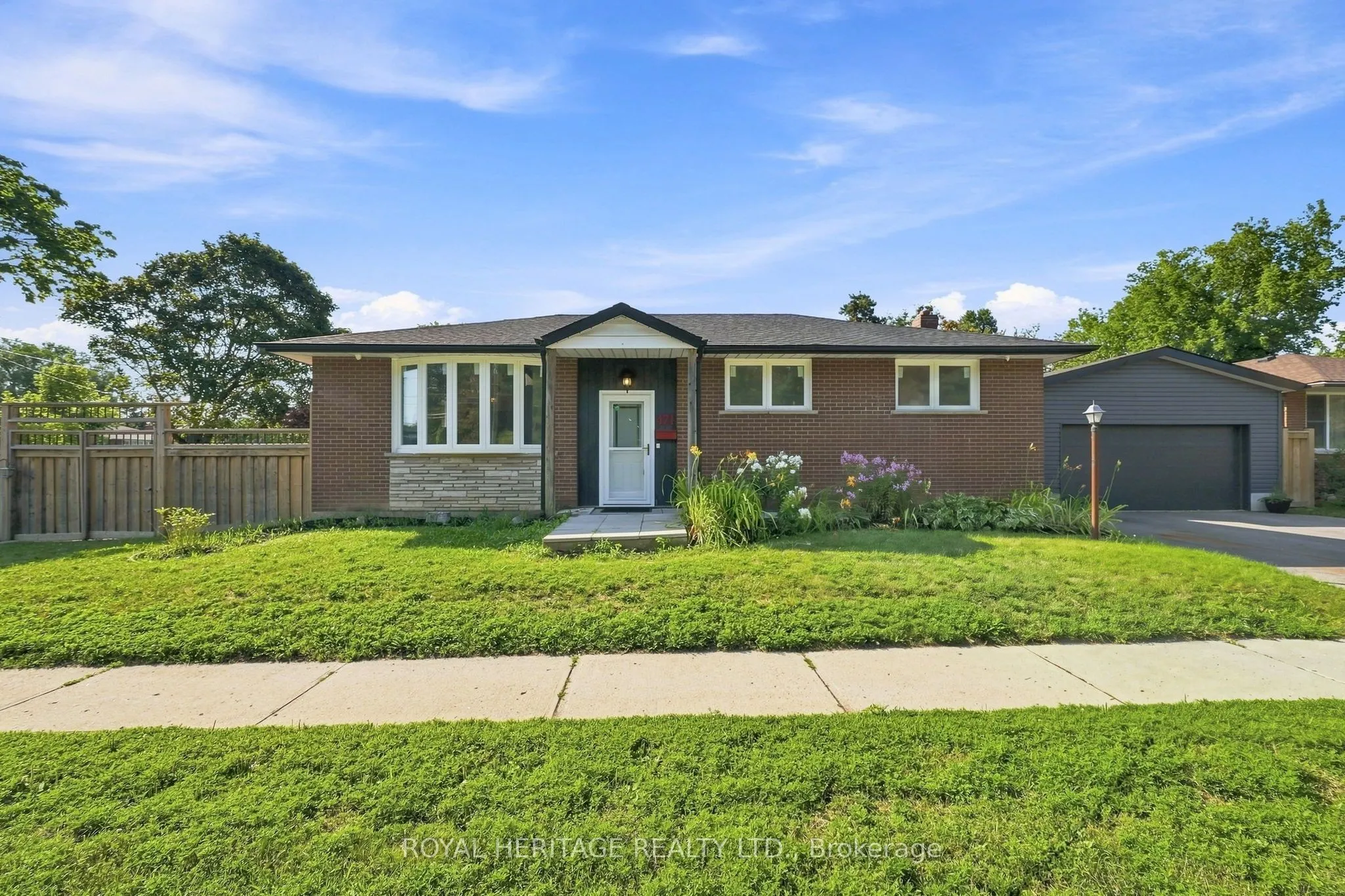 471 Rossland Road E