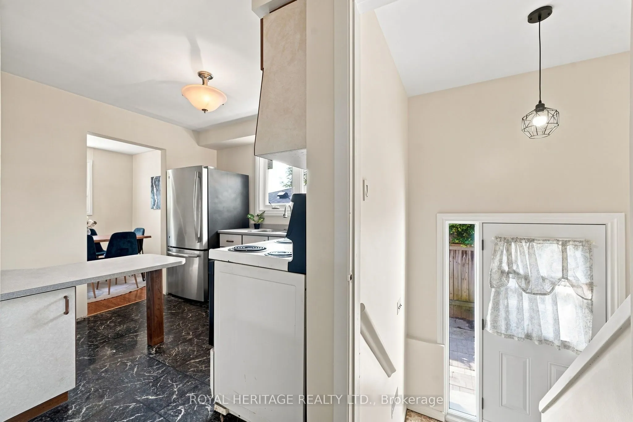 471 Rossland Road E