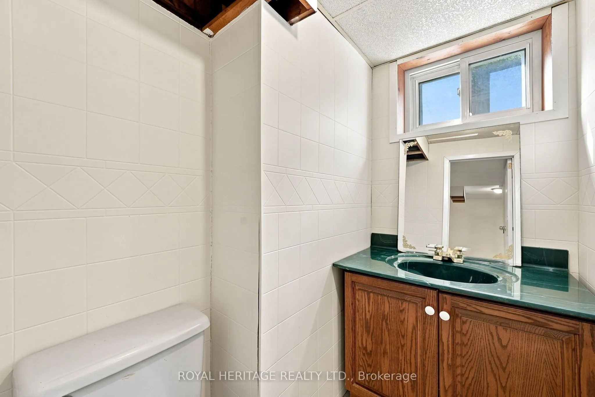 471 Rossland Road E