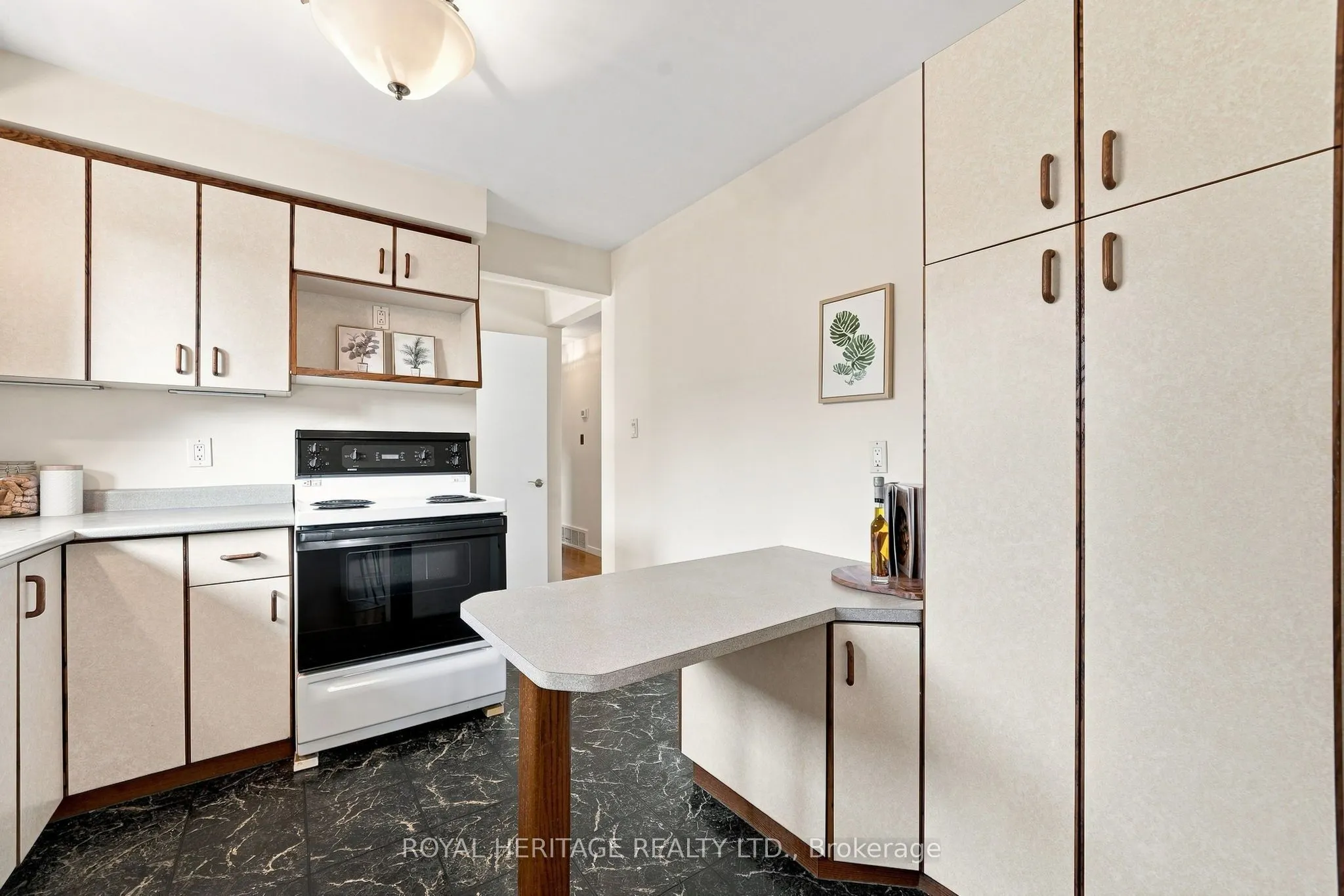 471 Rossland Road E