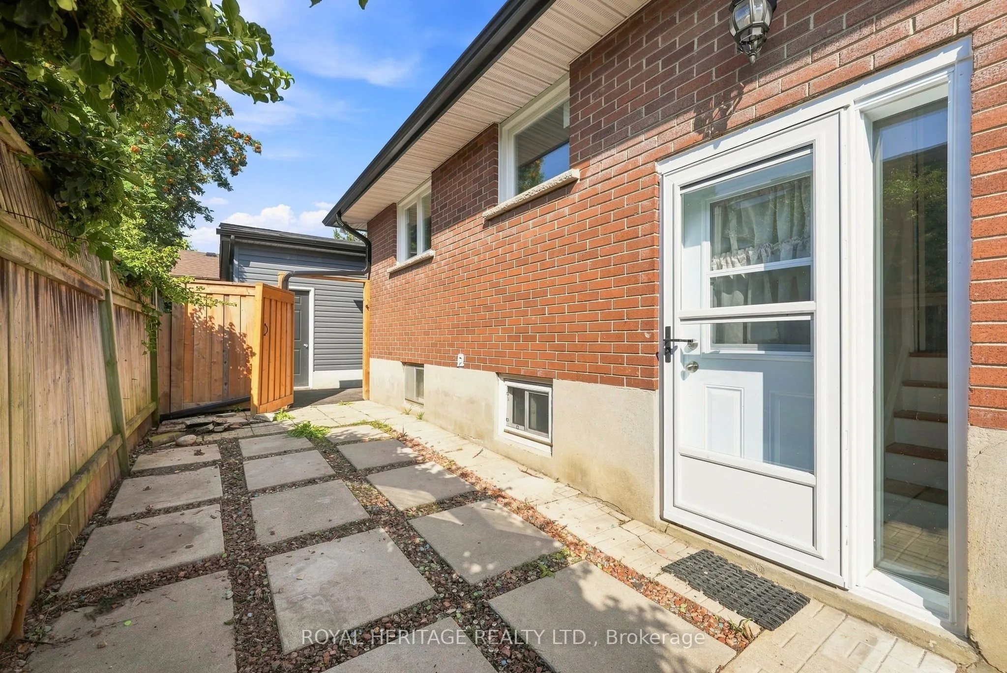 471 Rossland Road E