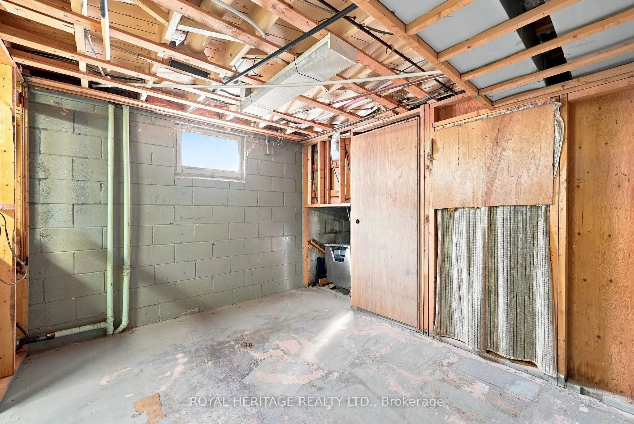 471 Rossland Road E