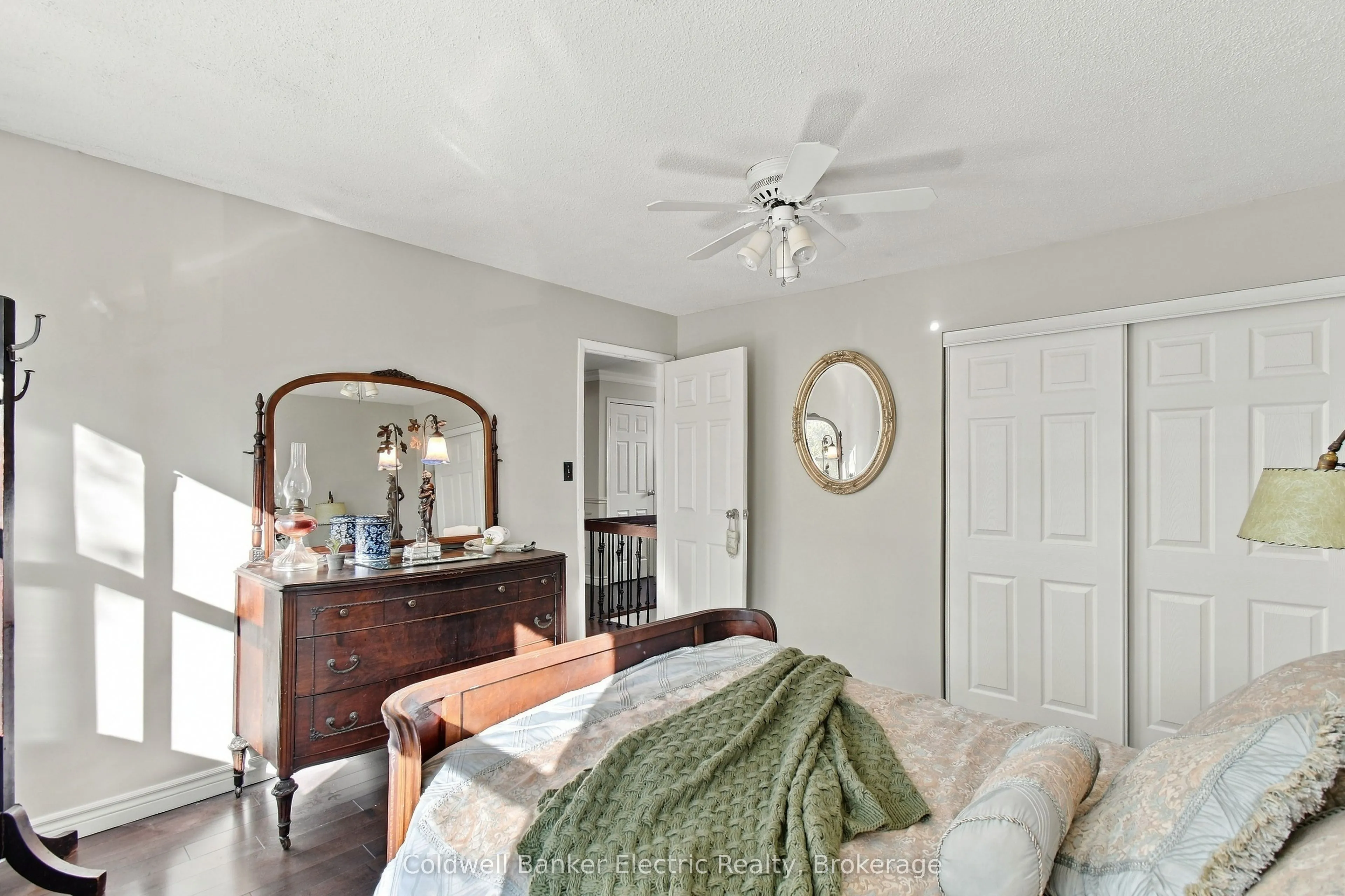 1007 Moorelands Crescent