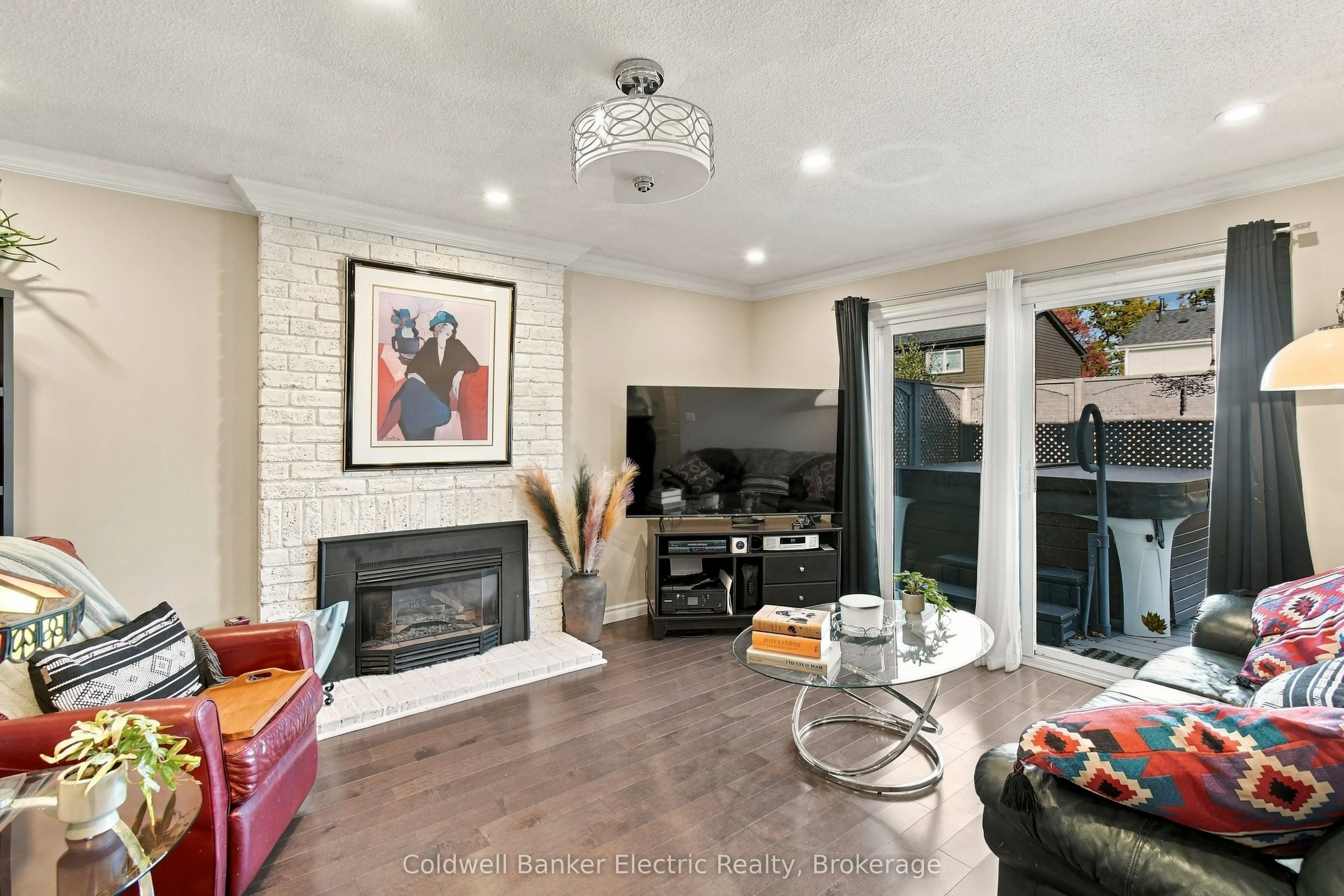 1007 Moorelands Crescent
