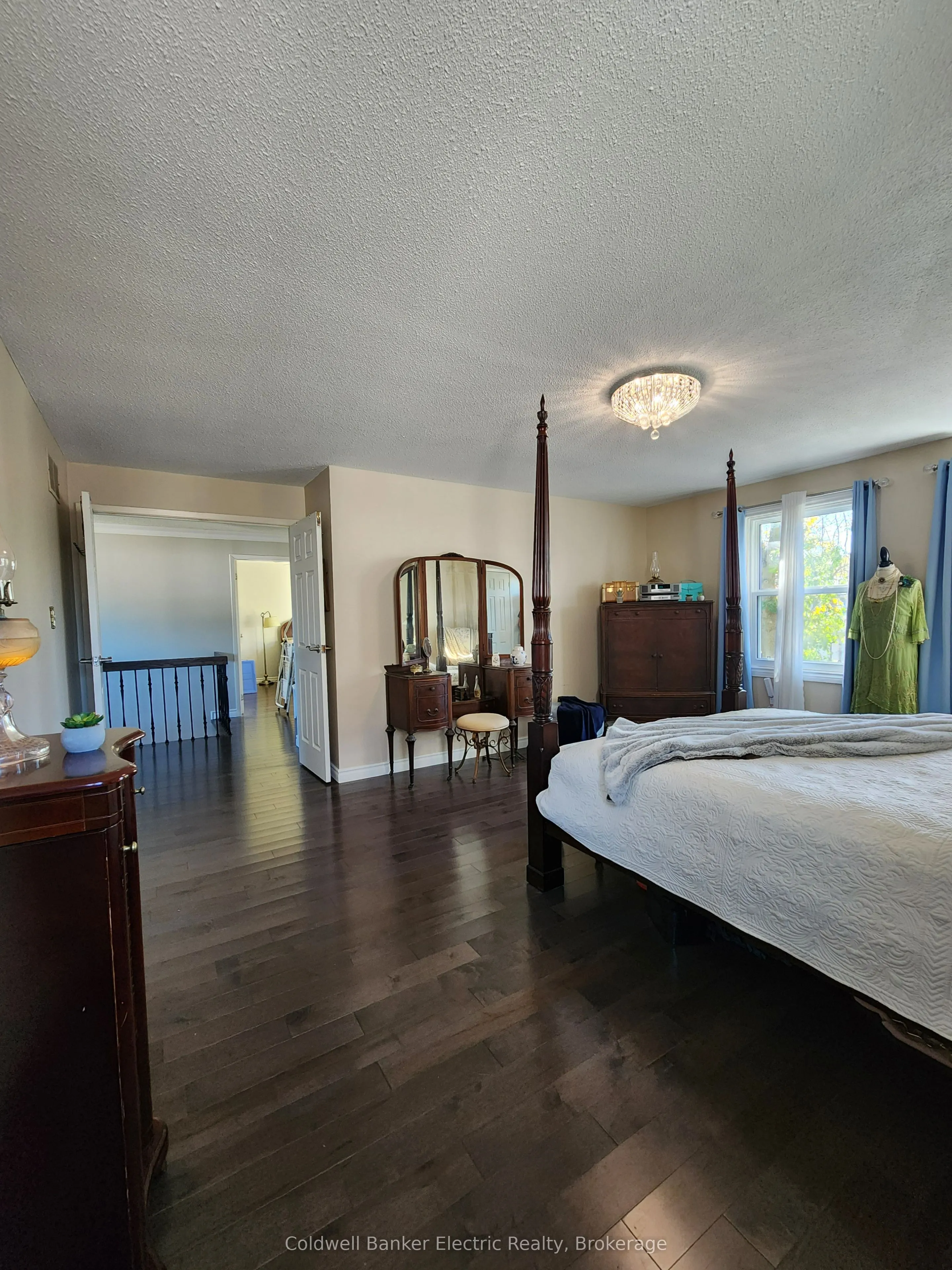 1007 Moorelands Crescent