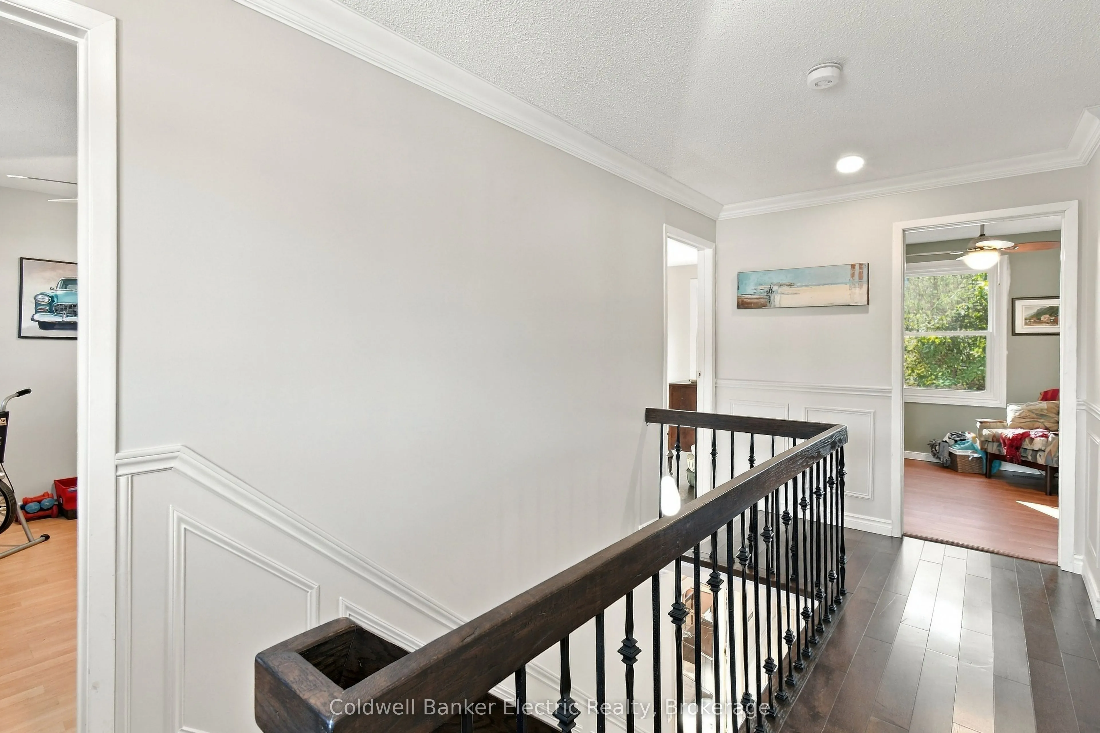 1007 Moorelands Crescent