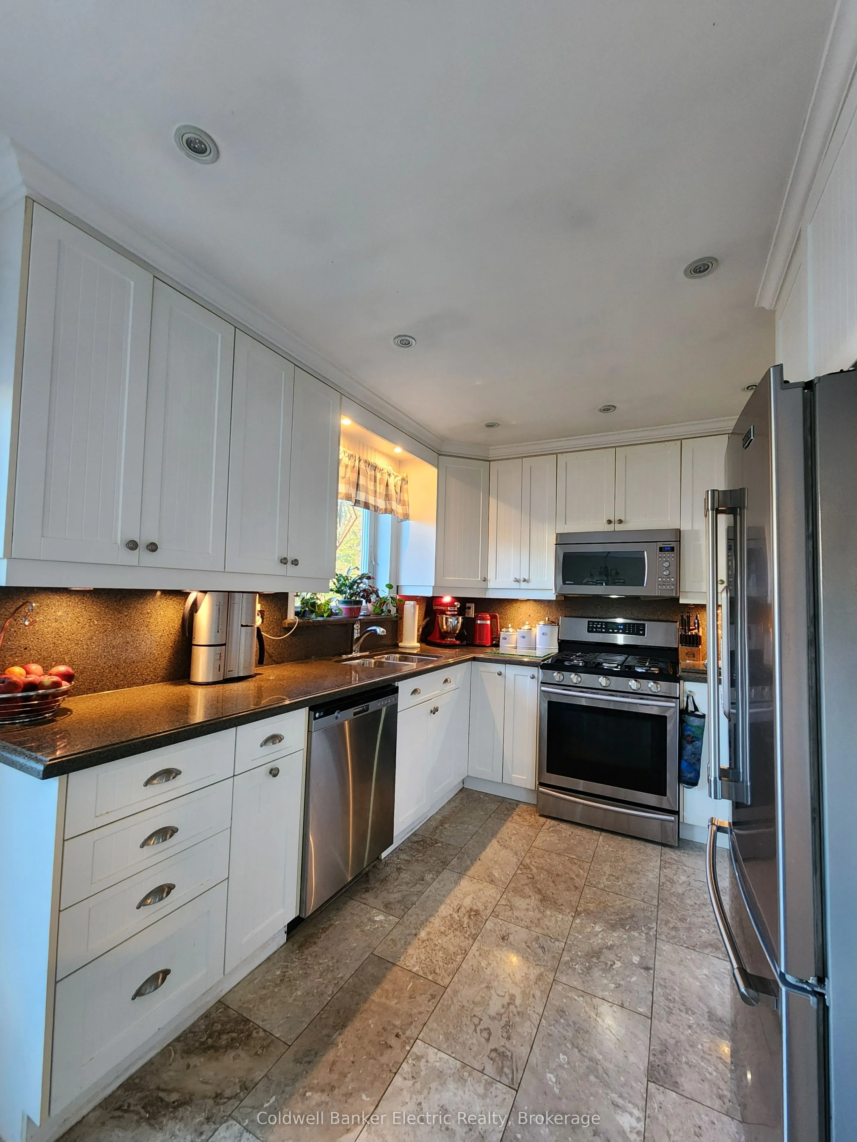 1007 Moorelands Crescent