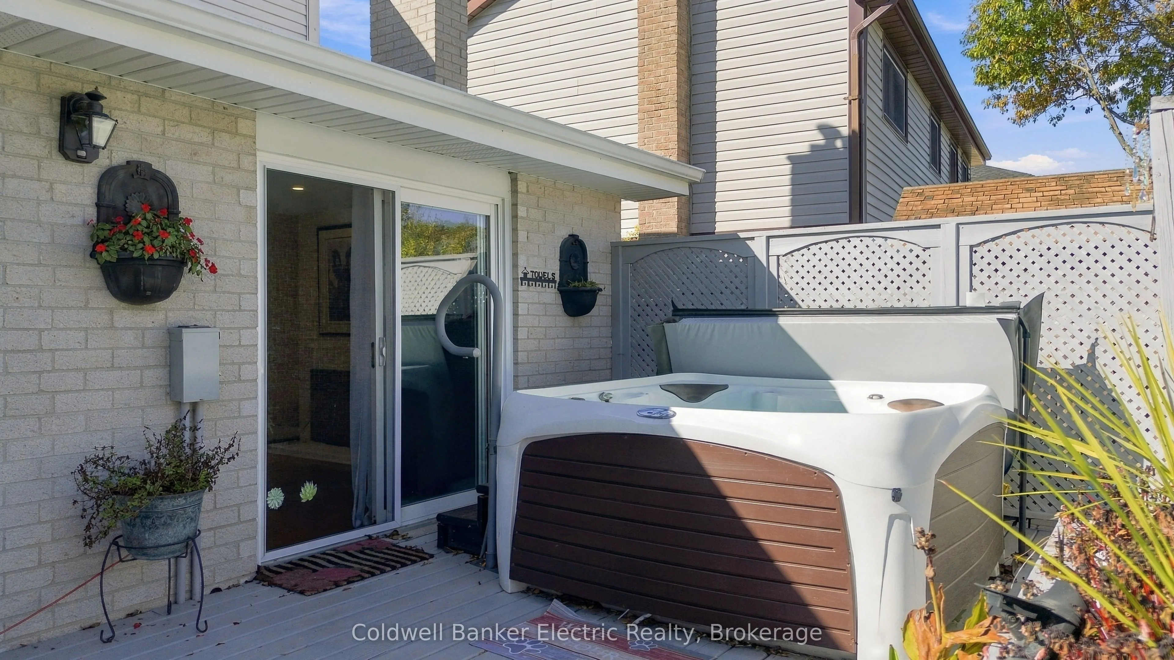 1007 Moorelands Crescent