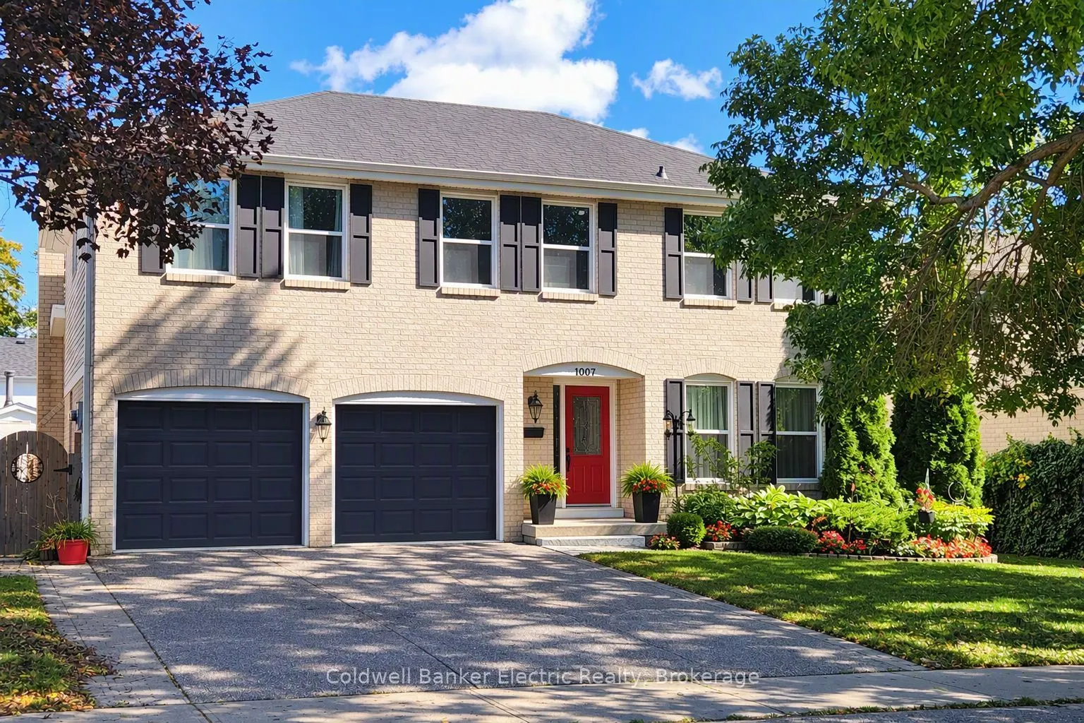 1007 Moorelands Crescent