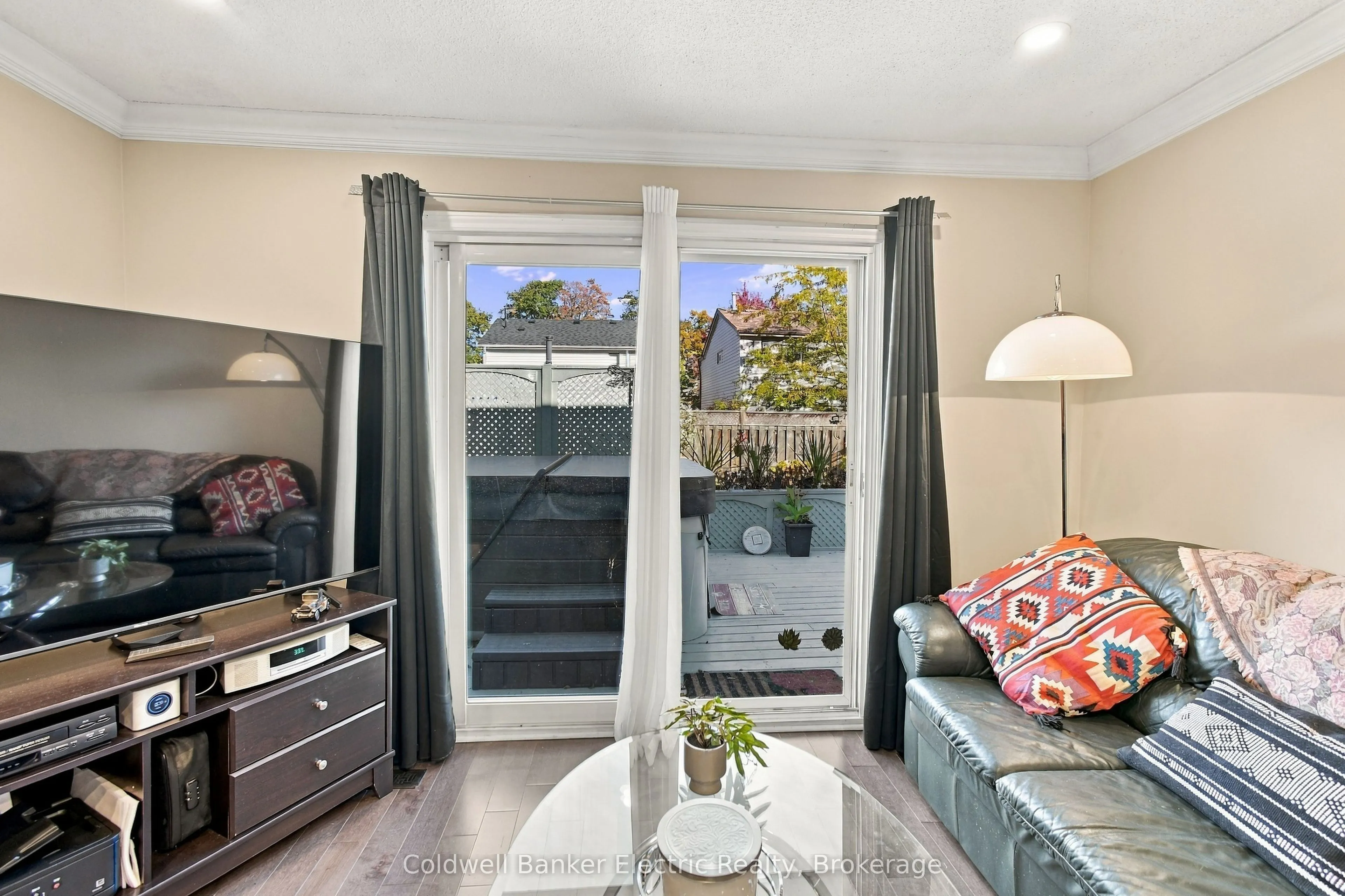 1007 Moorelands Crescent