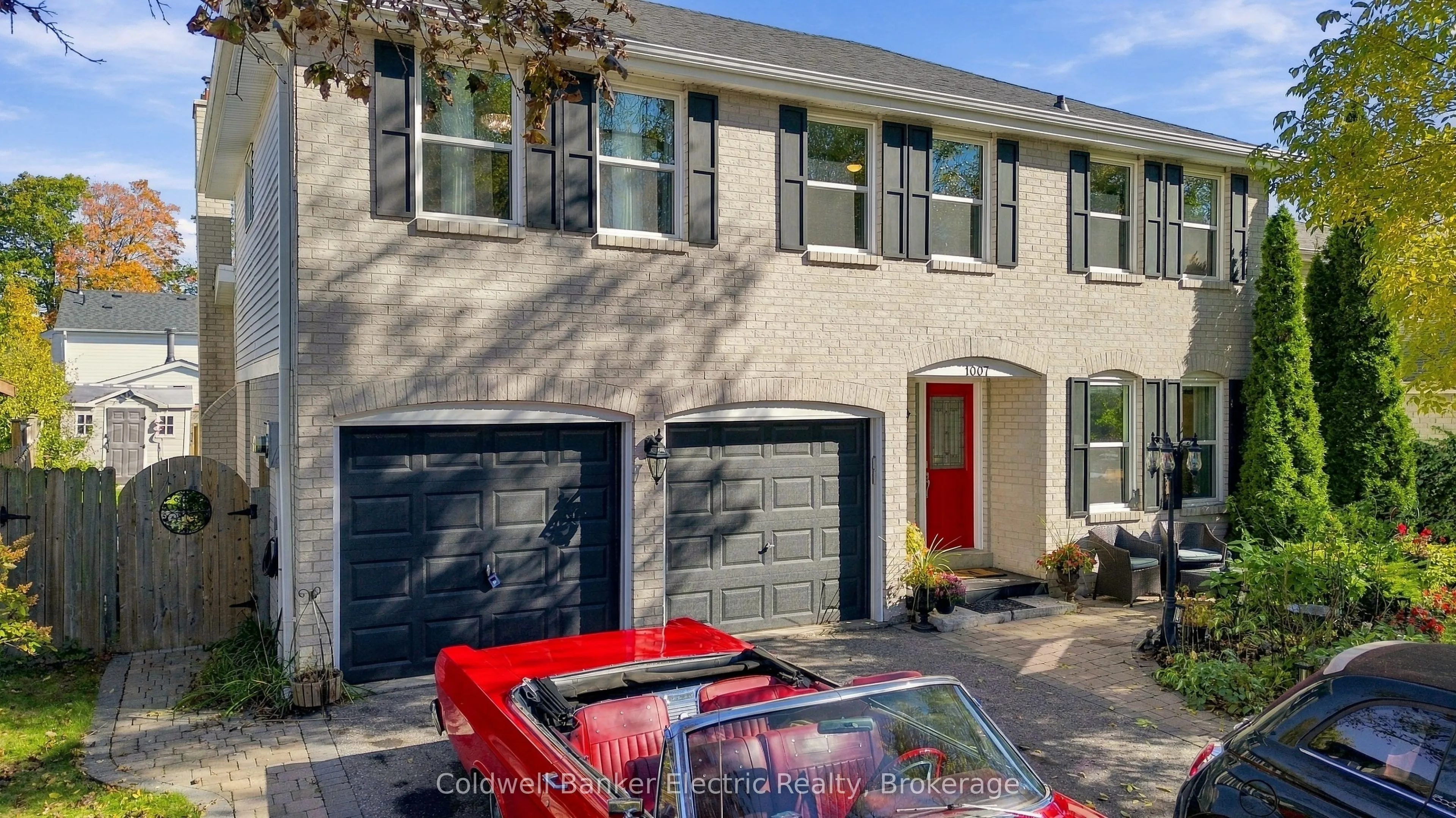 1007 Moorelands Crescent