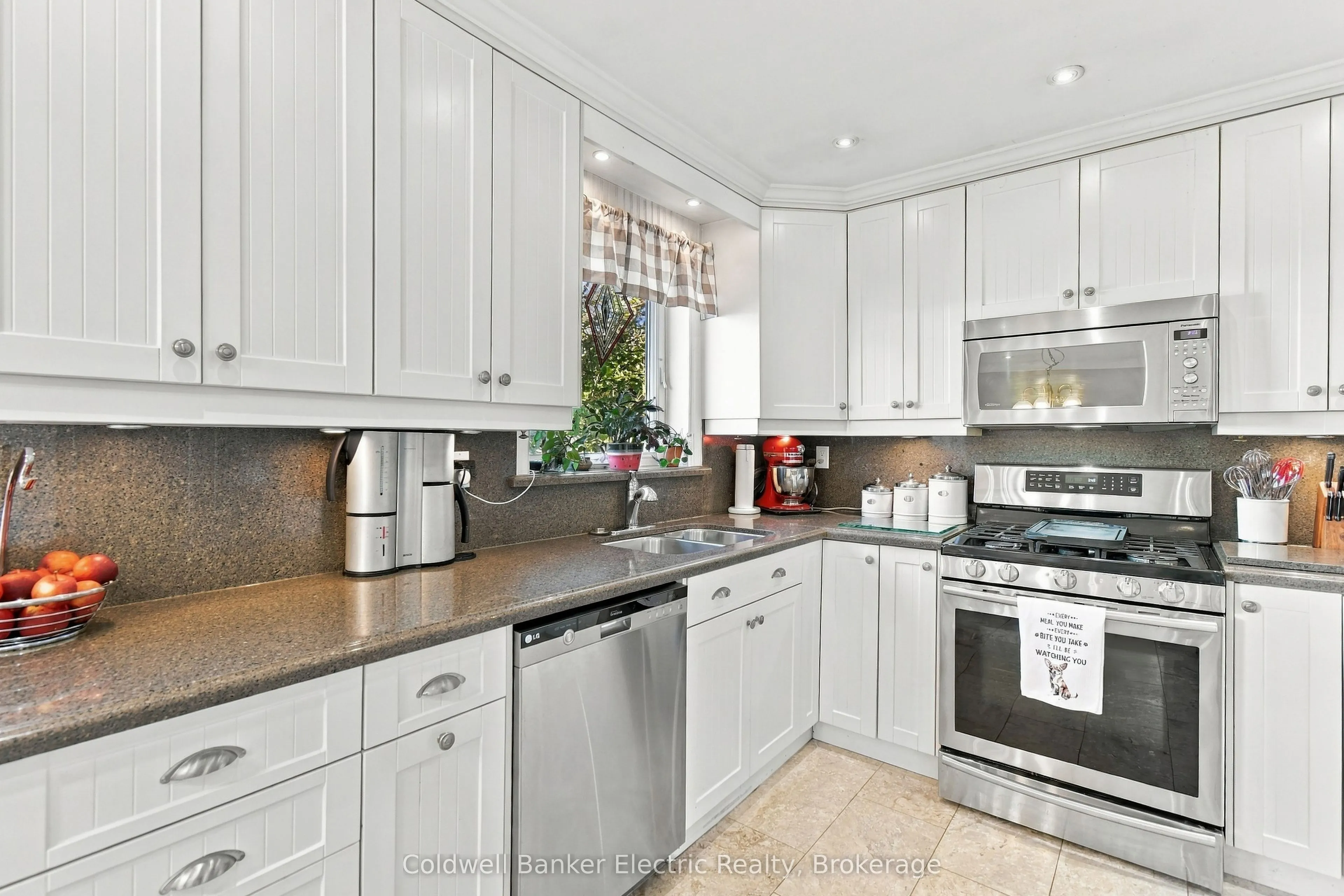 1007 Moorelands Crescent