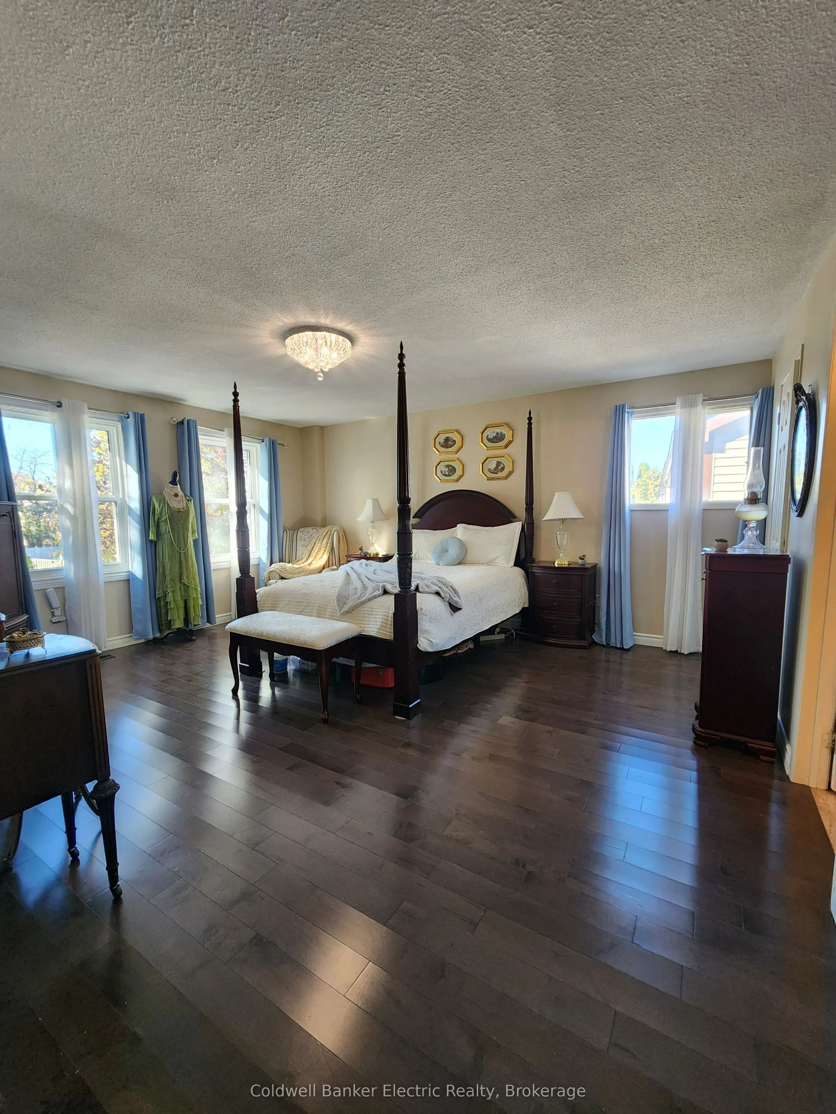 1007 Moorelands Crescent