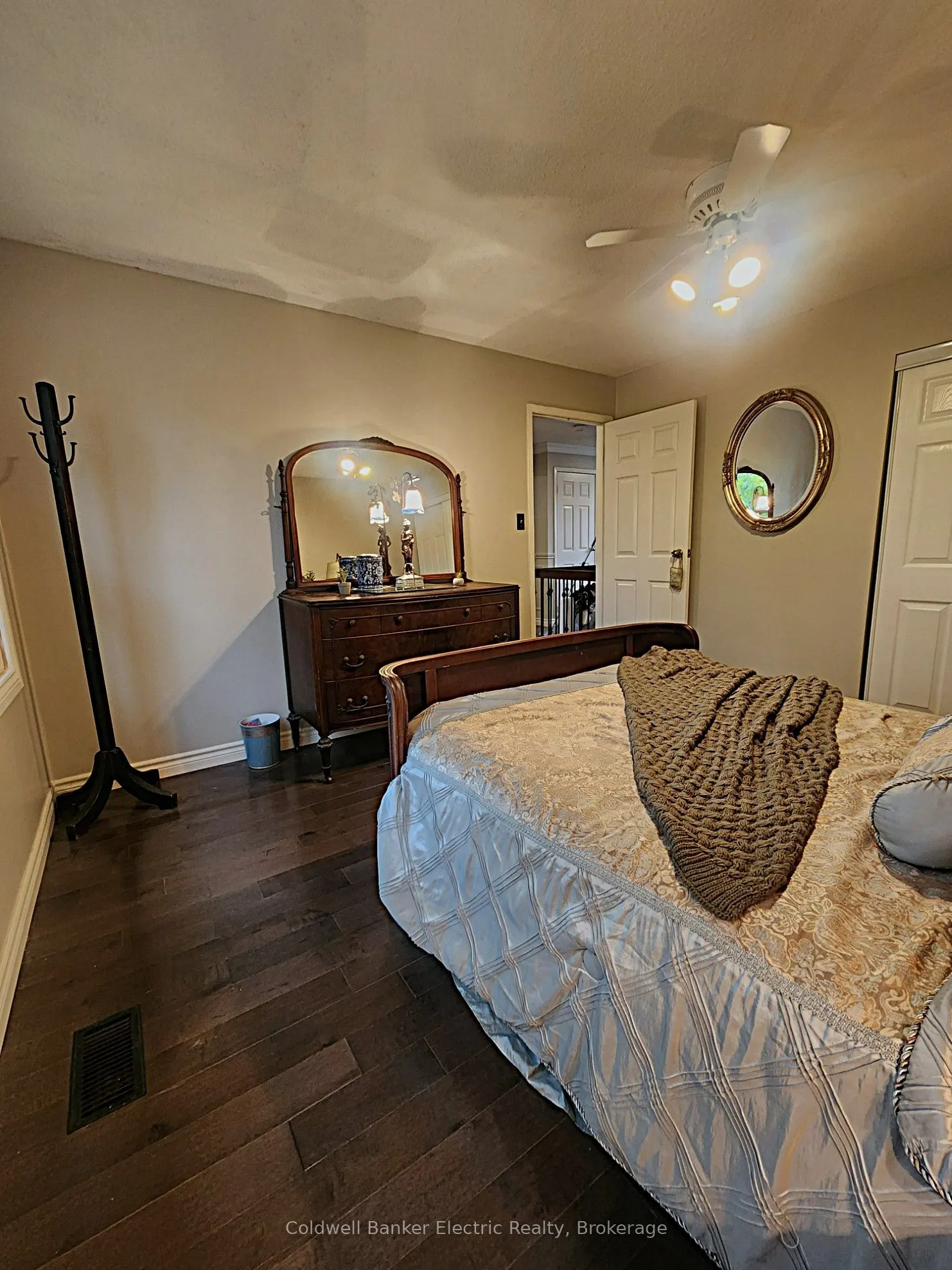 1007 Moorelands Crescent
