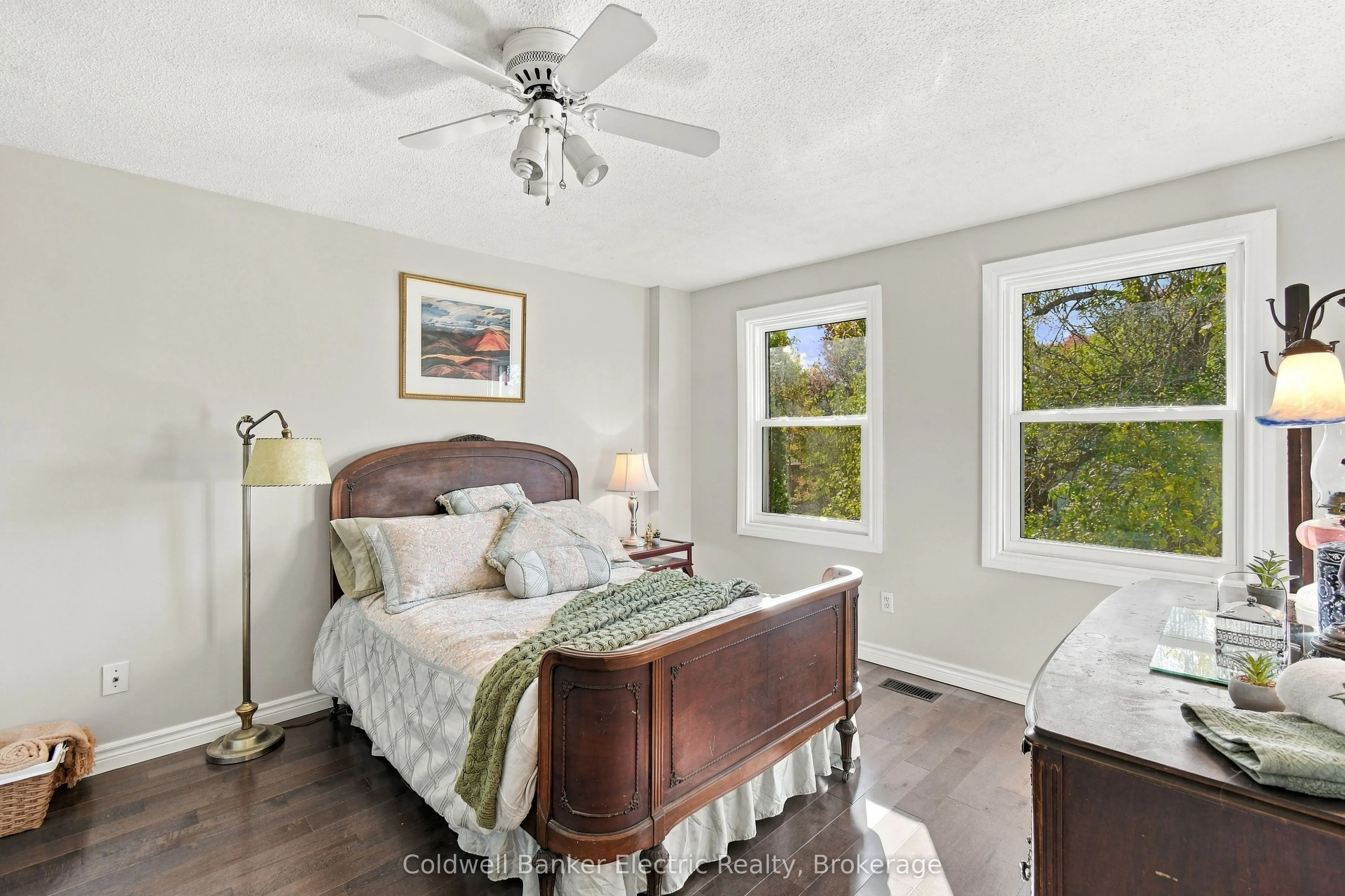 1007 Moorelands Crescent