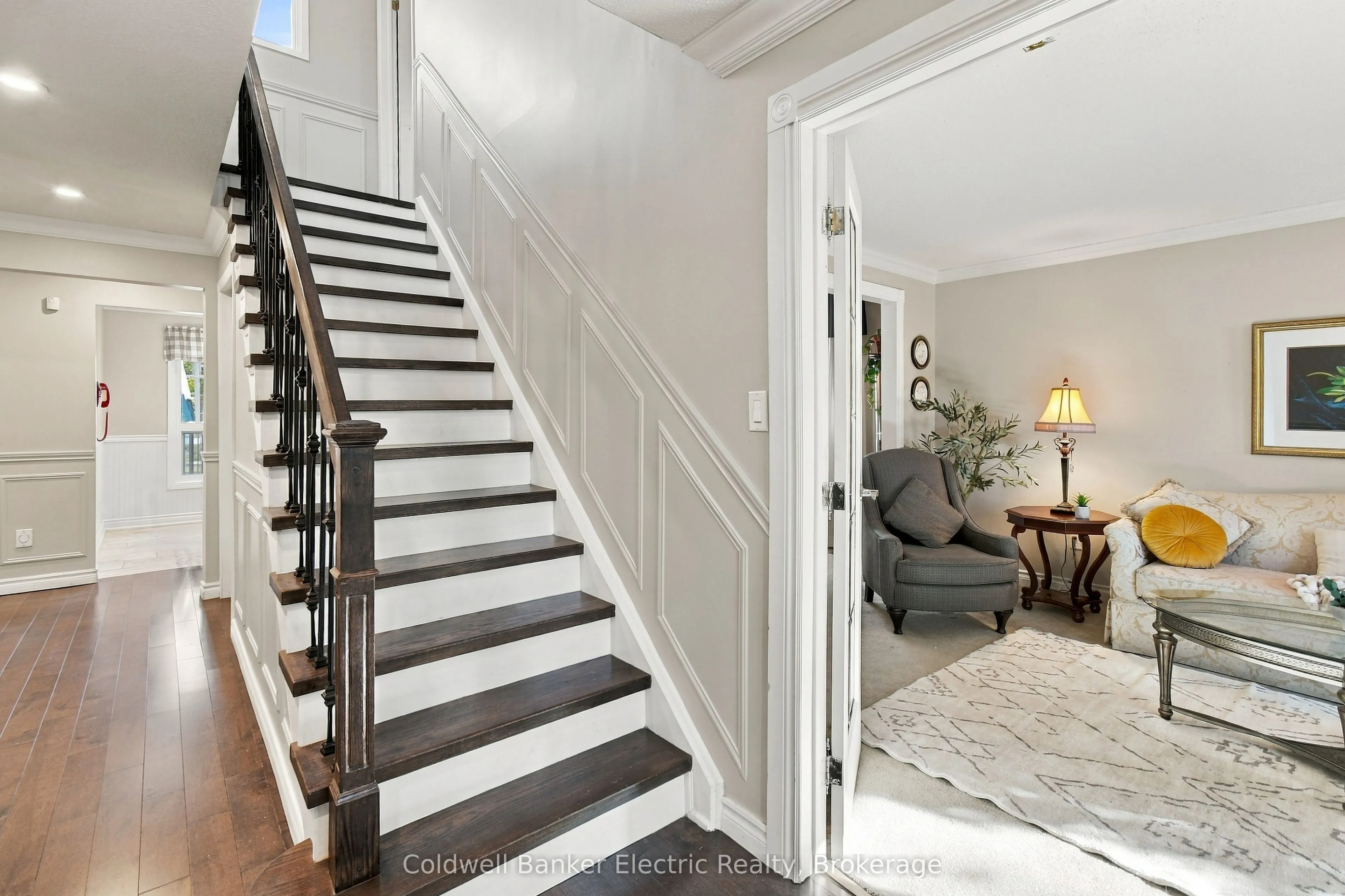 1007 Moorelands Crescent