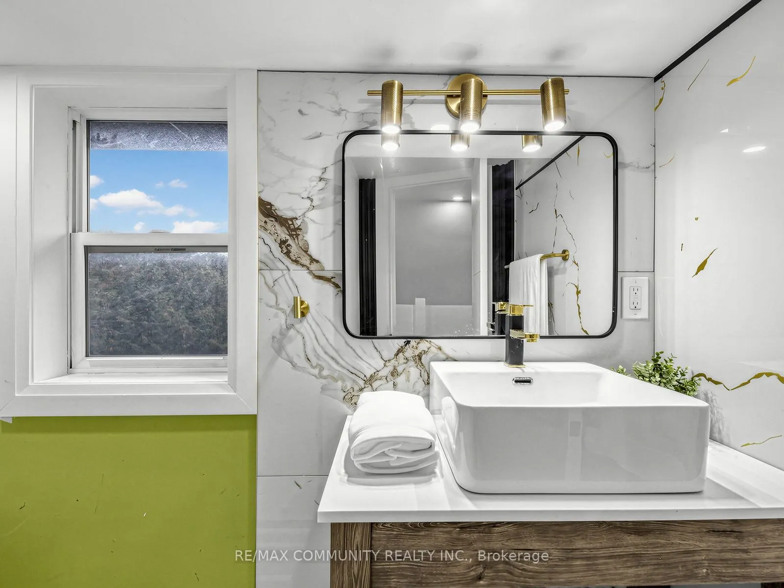 2444 Rundle Abbey