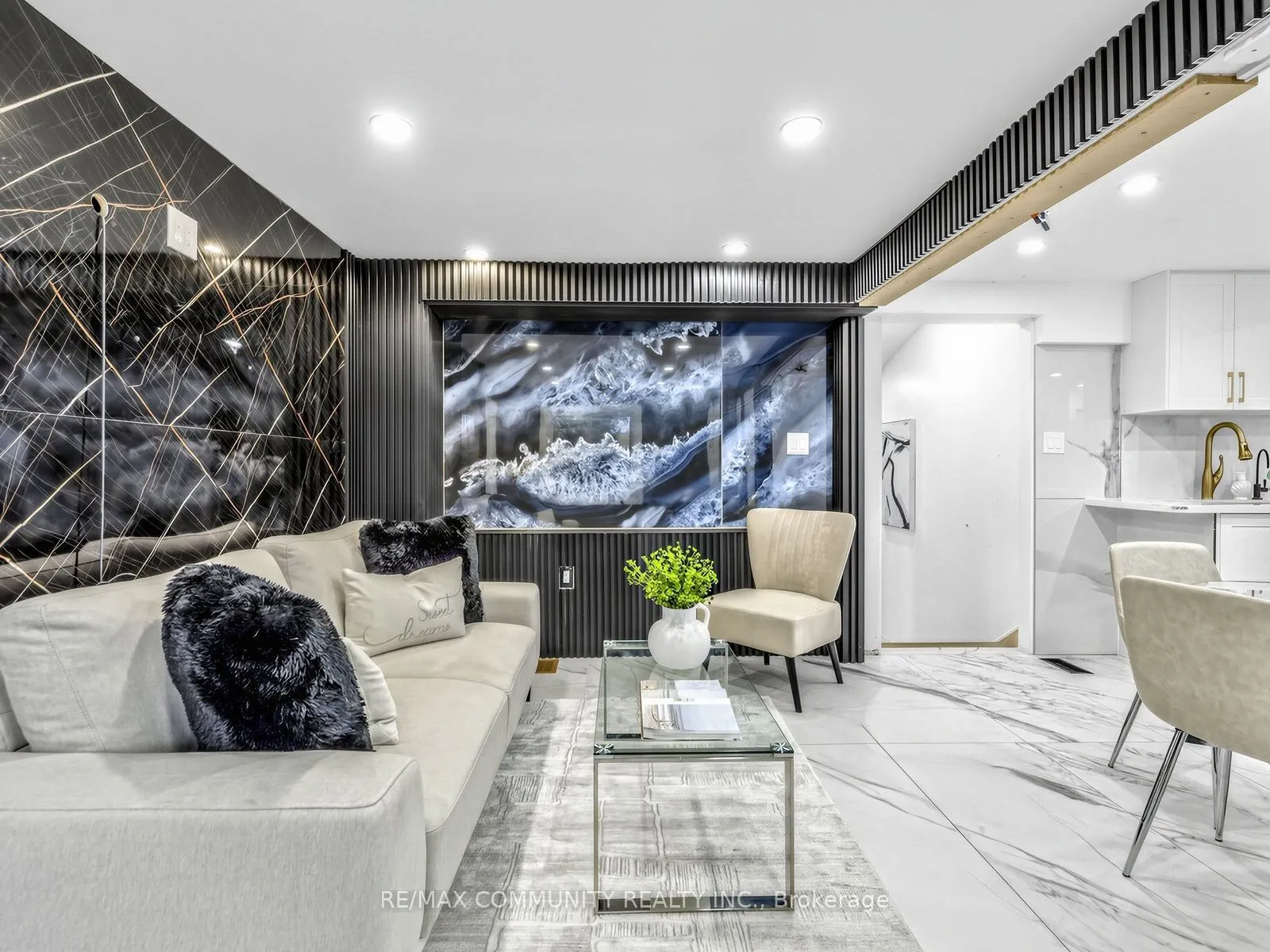 2444 Rundle Abbey