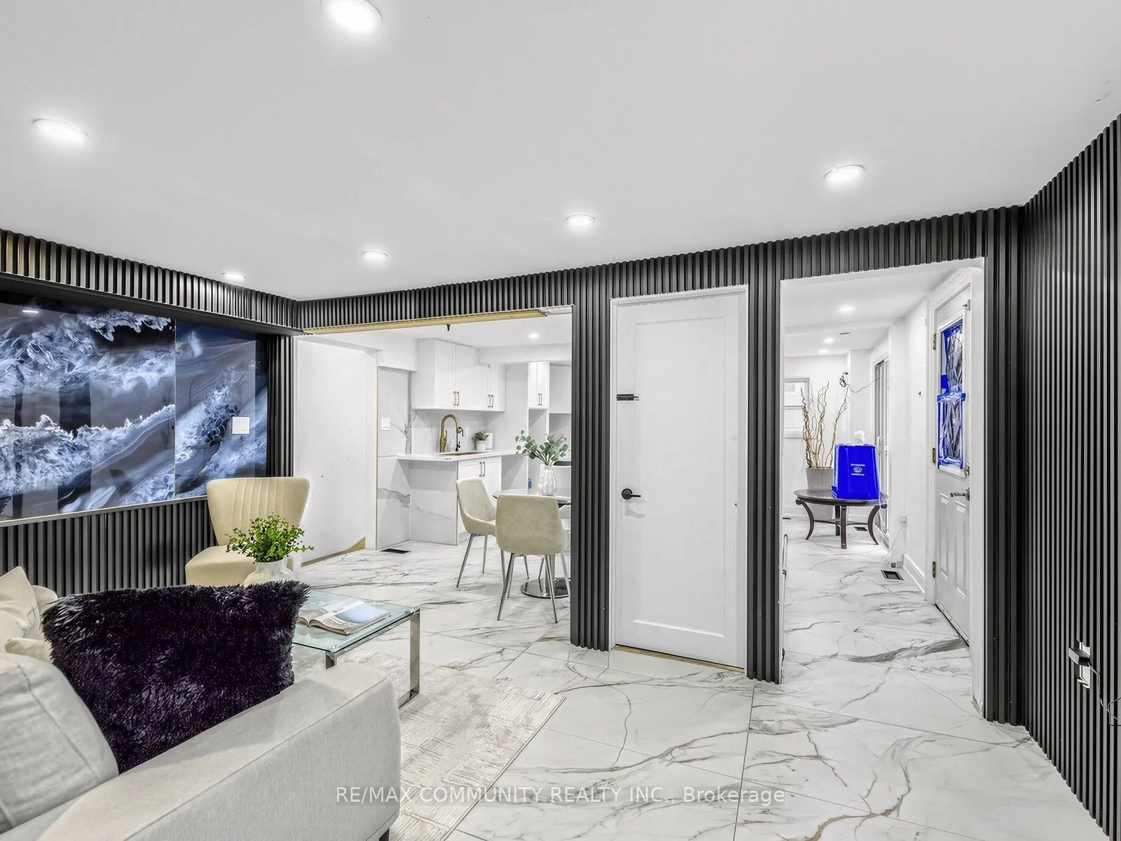 2444 Rundle Abbey