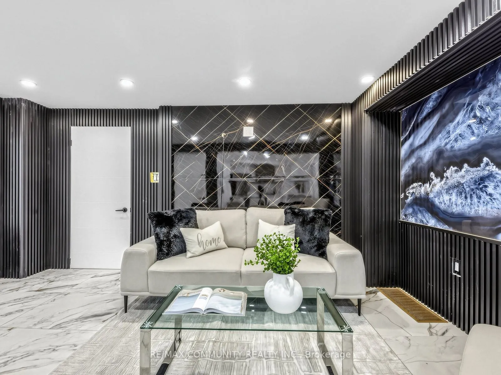 2444 Rundle Abbey