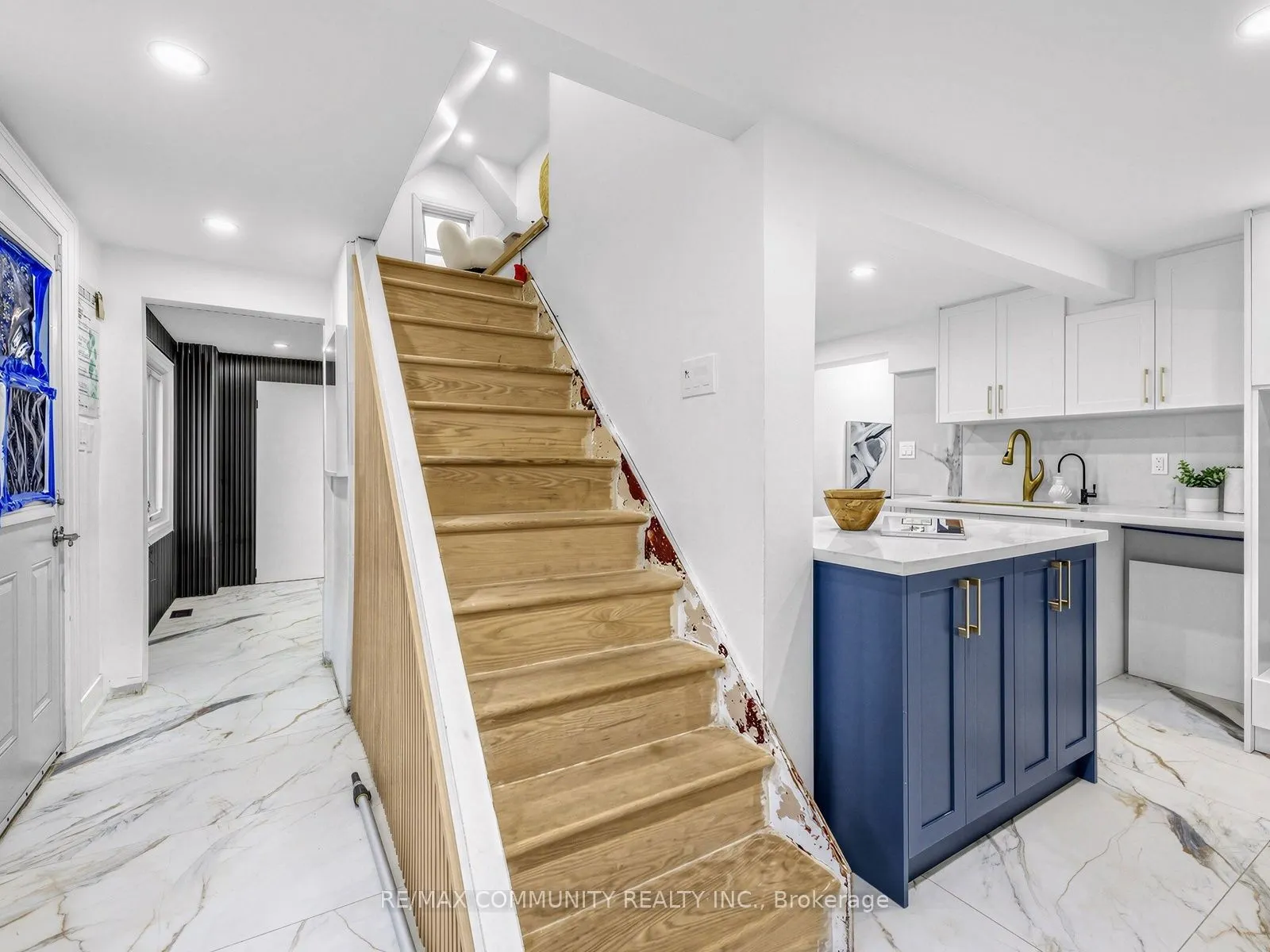 2444 Rundle Abbey