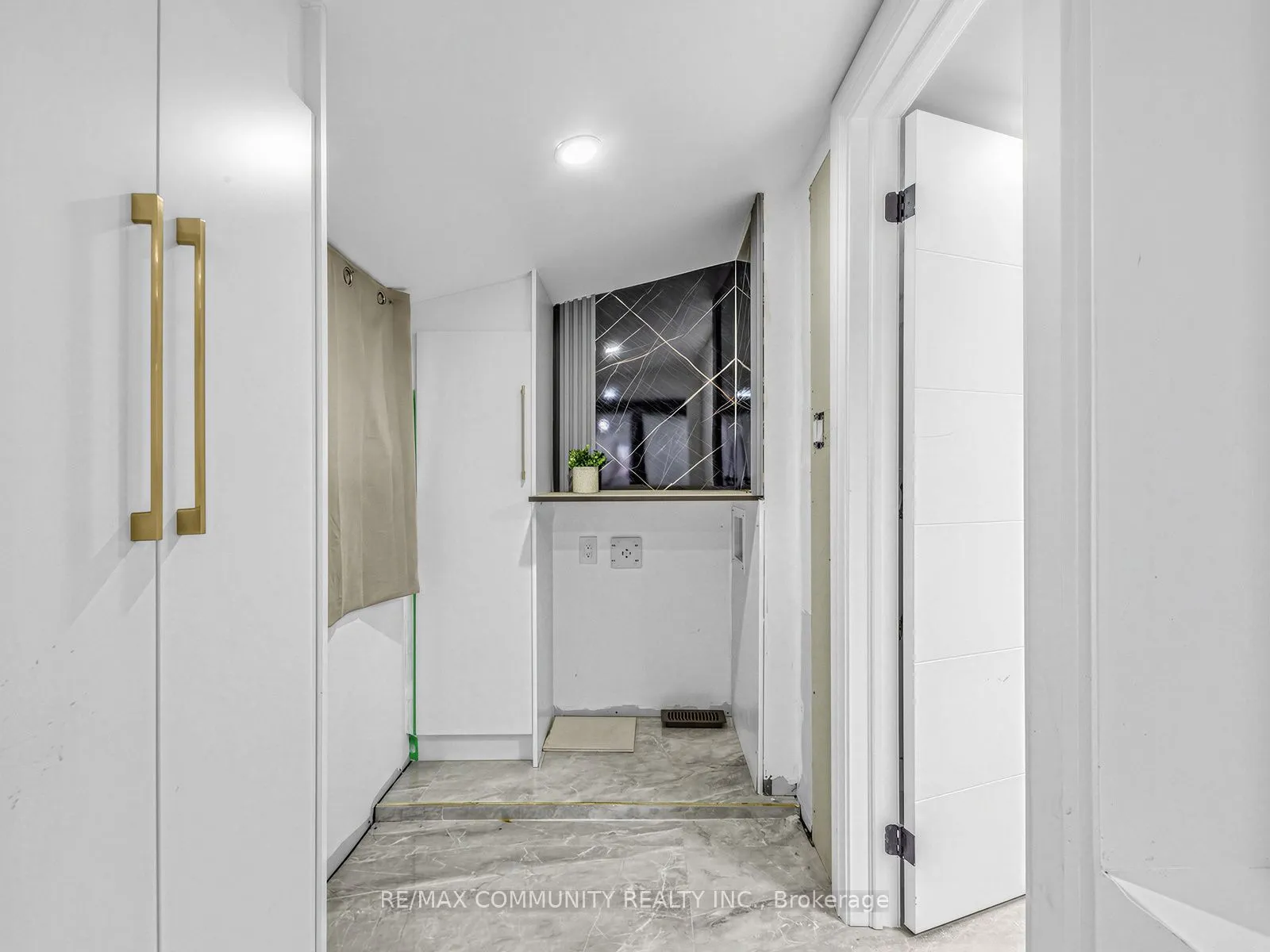 2444 Rundle Abbey