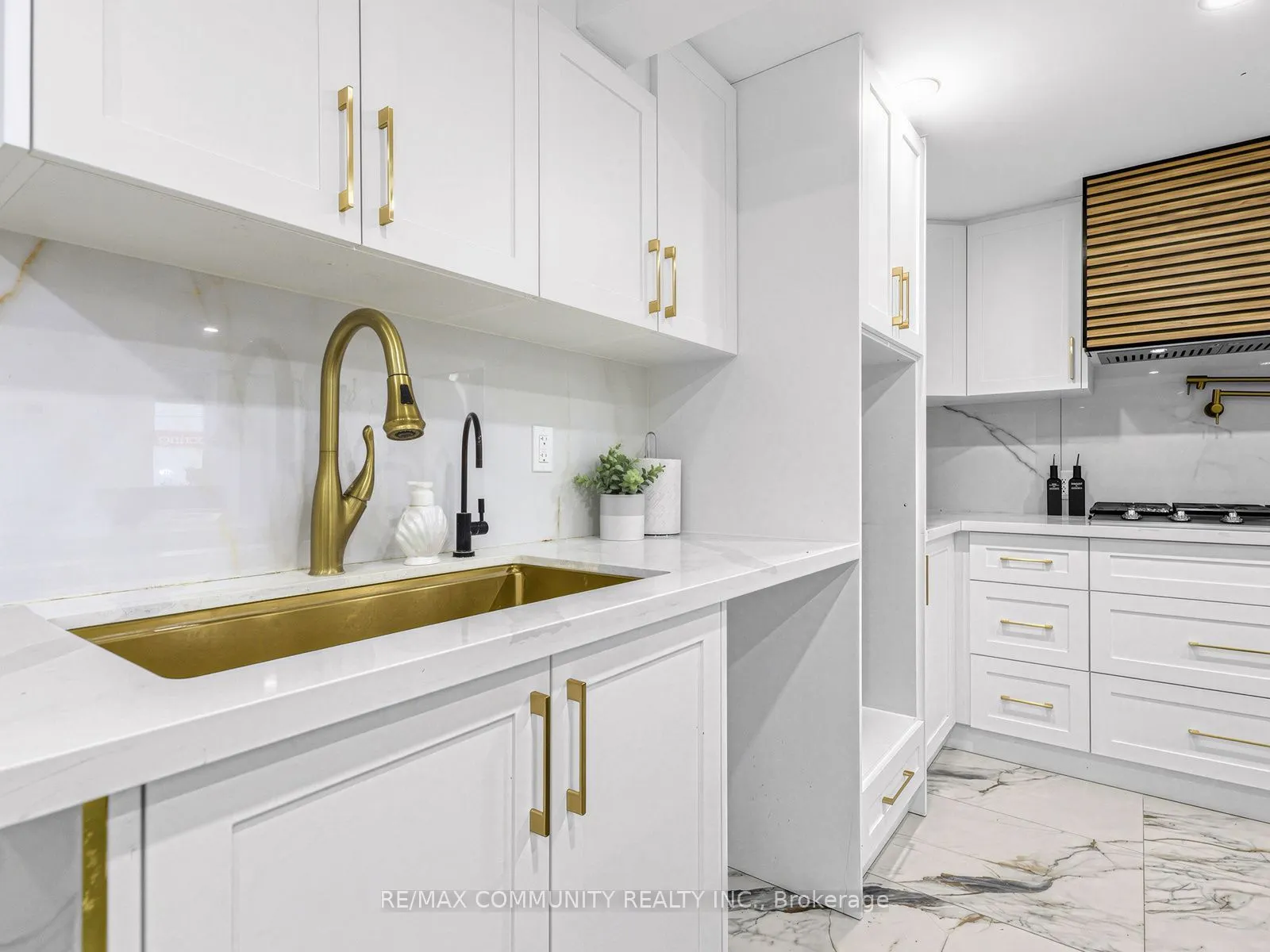 2444 Rundle Abbey