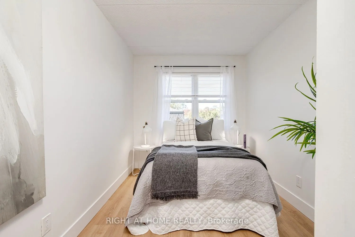 580 Mary Street E #207