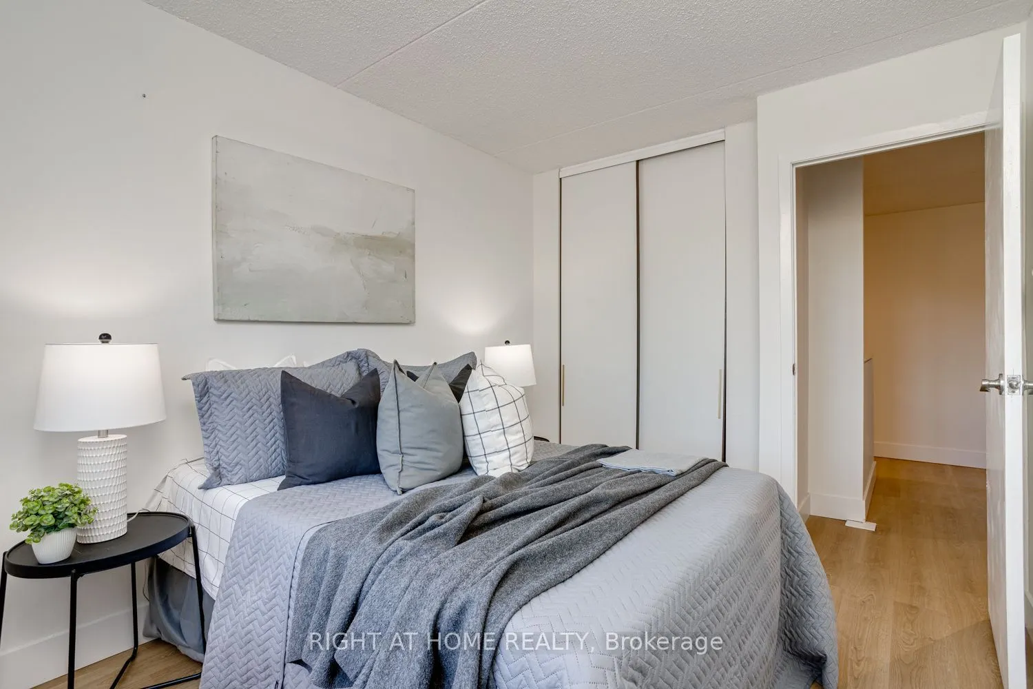 580 Mary Street E #207