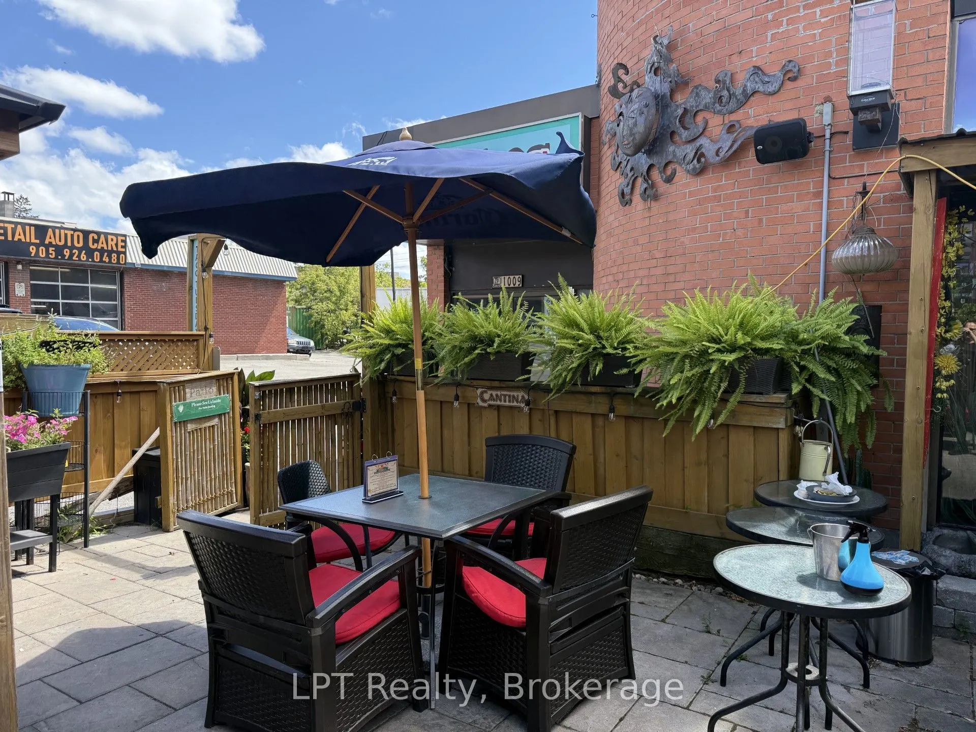 1009 Dundas Street E