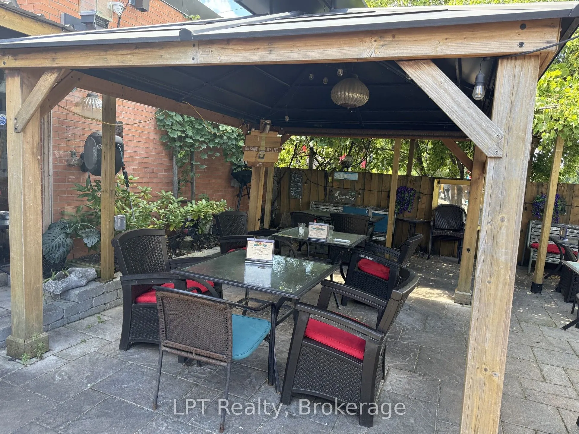 1009 Dundas Street E