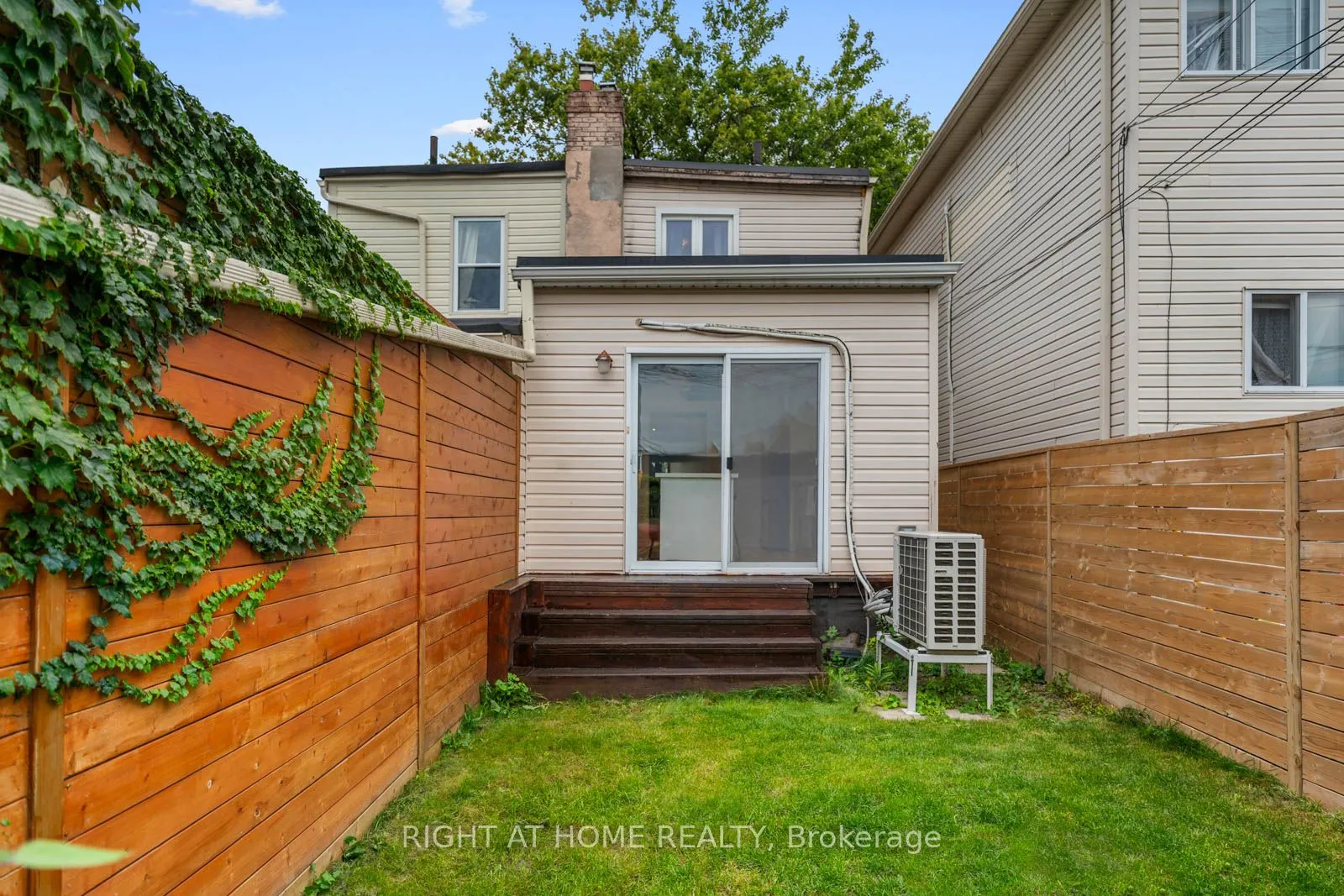 5 1/2 Luttrell Avenue