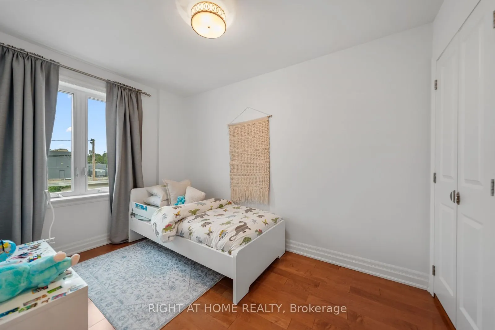 5 1/2 Luttrell Avenue