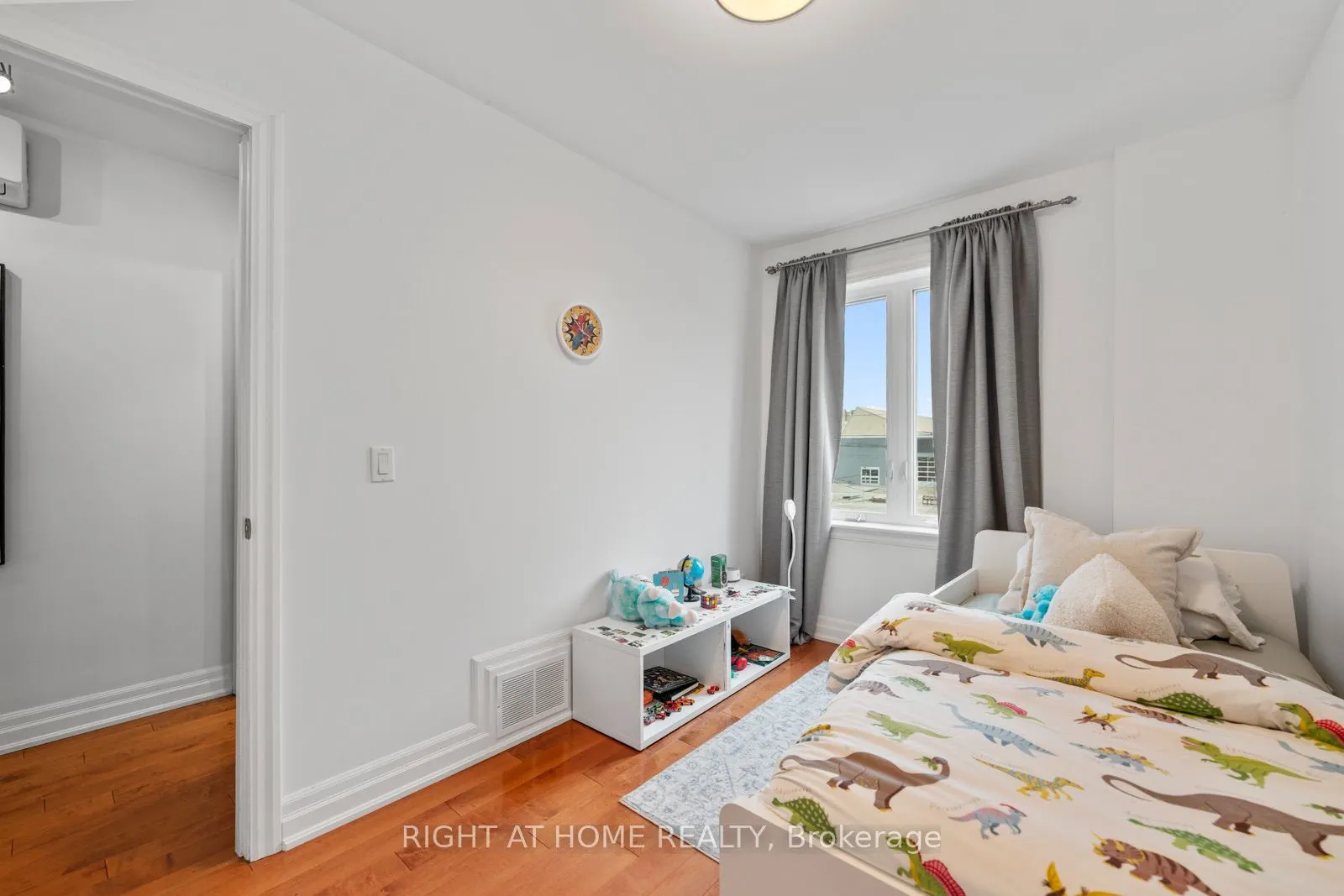 5 1/2 Luttrell Avenue