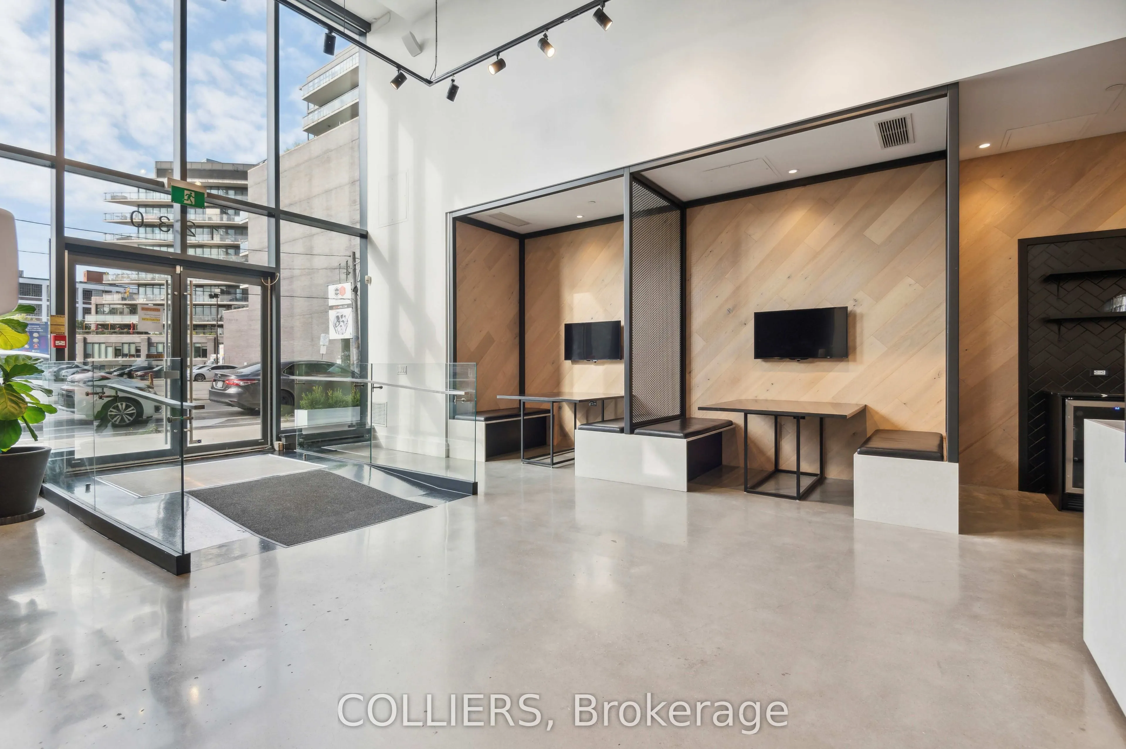 1230 Dundas Street E