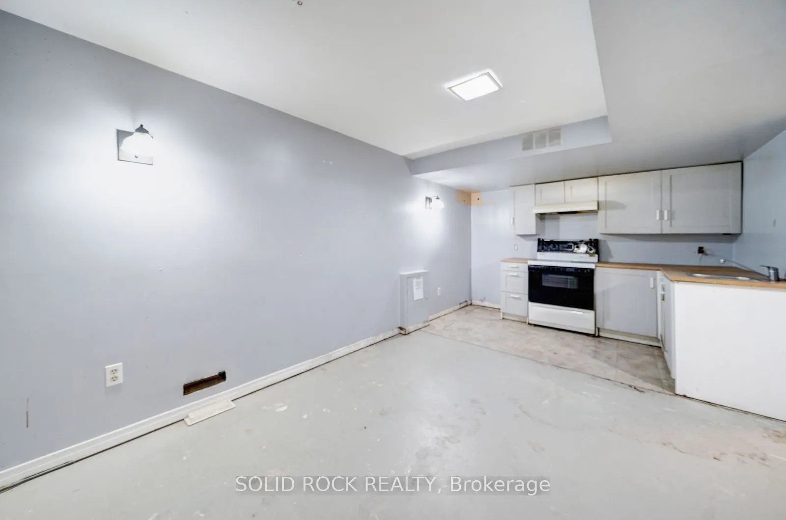 2394 Strathmore Crescent