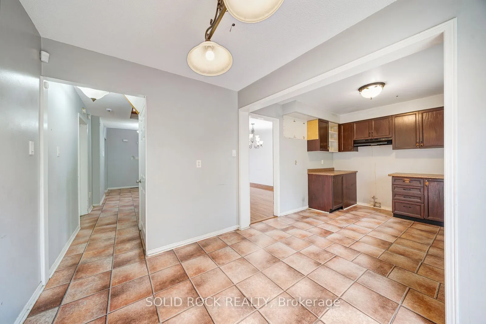 2394 Strathmore Crescent