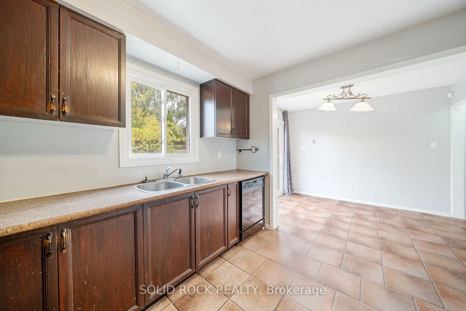 2394 Strathmore Crescent