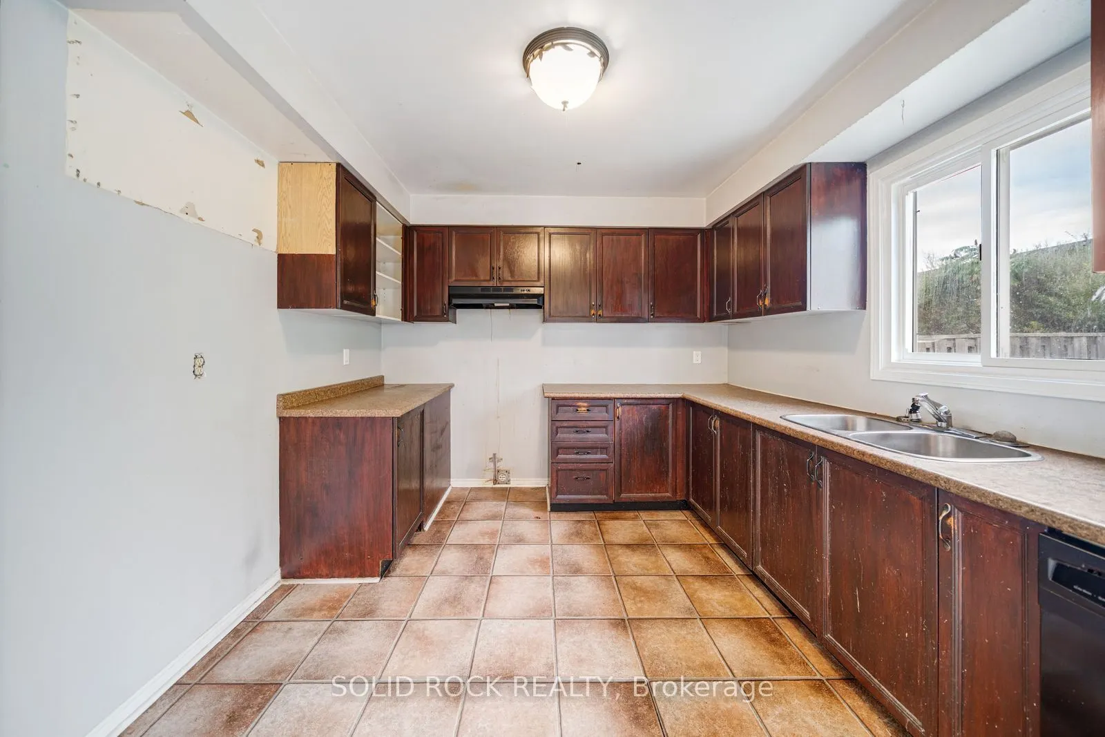2394 Strathmore Crescent
