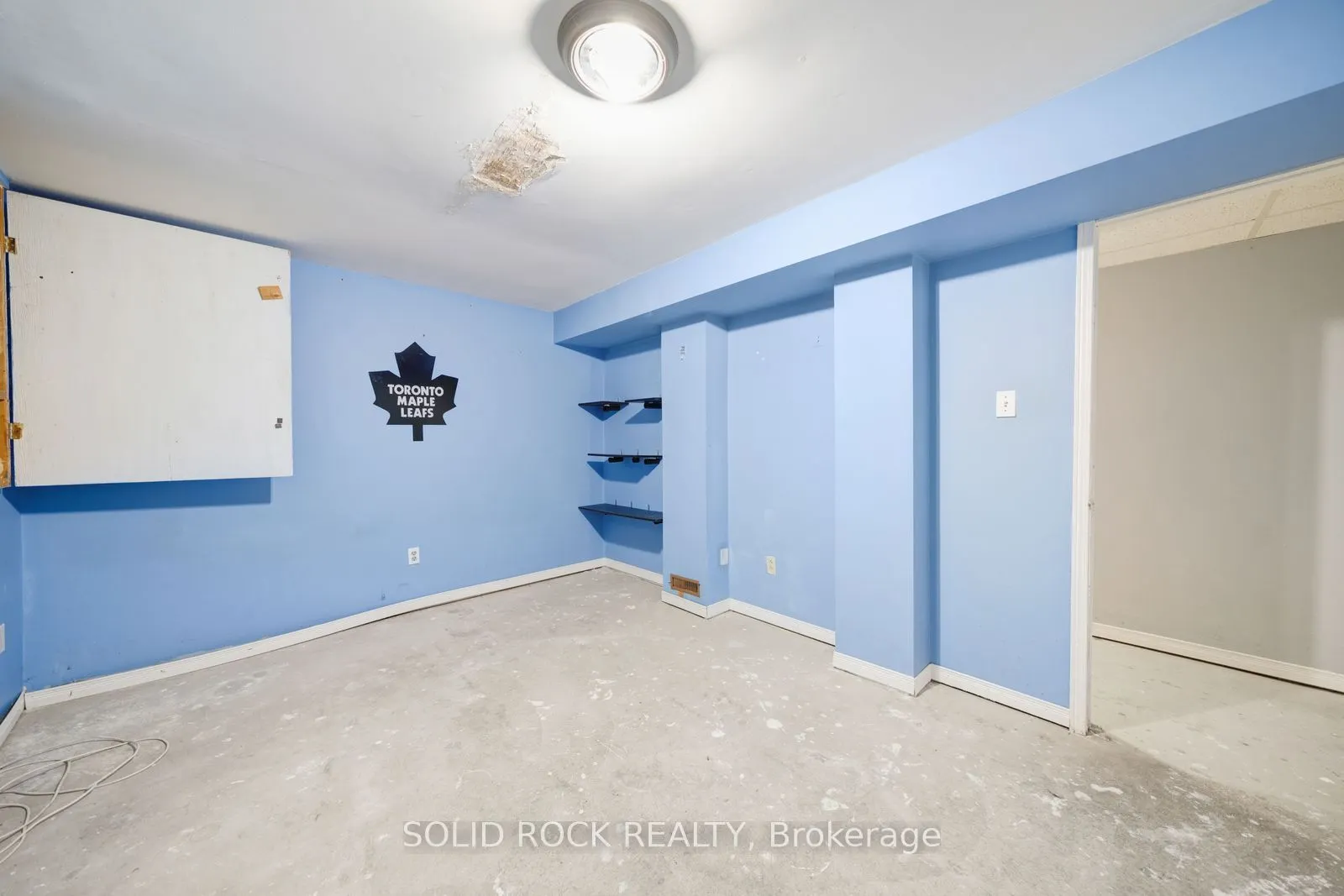 2394 Strathmore Crescent