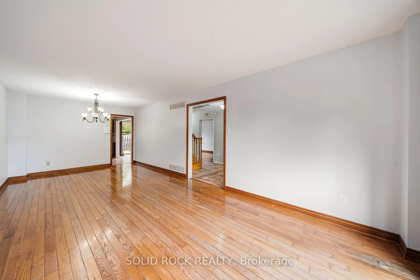 2394 Strathmore Crescent