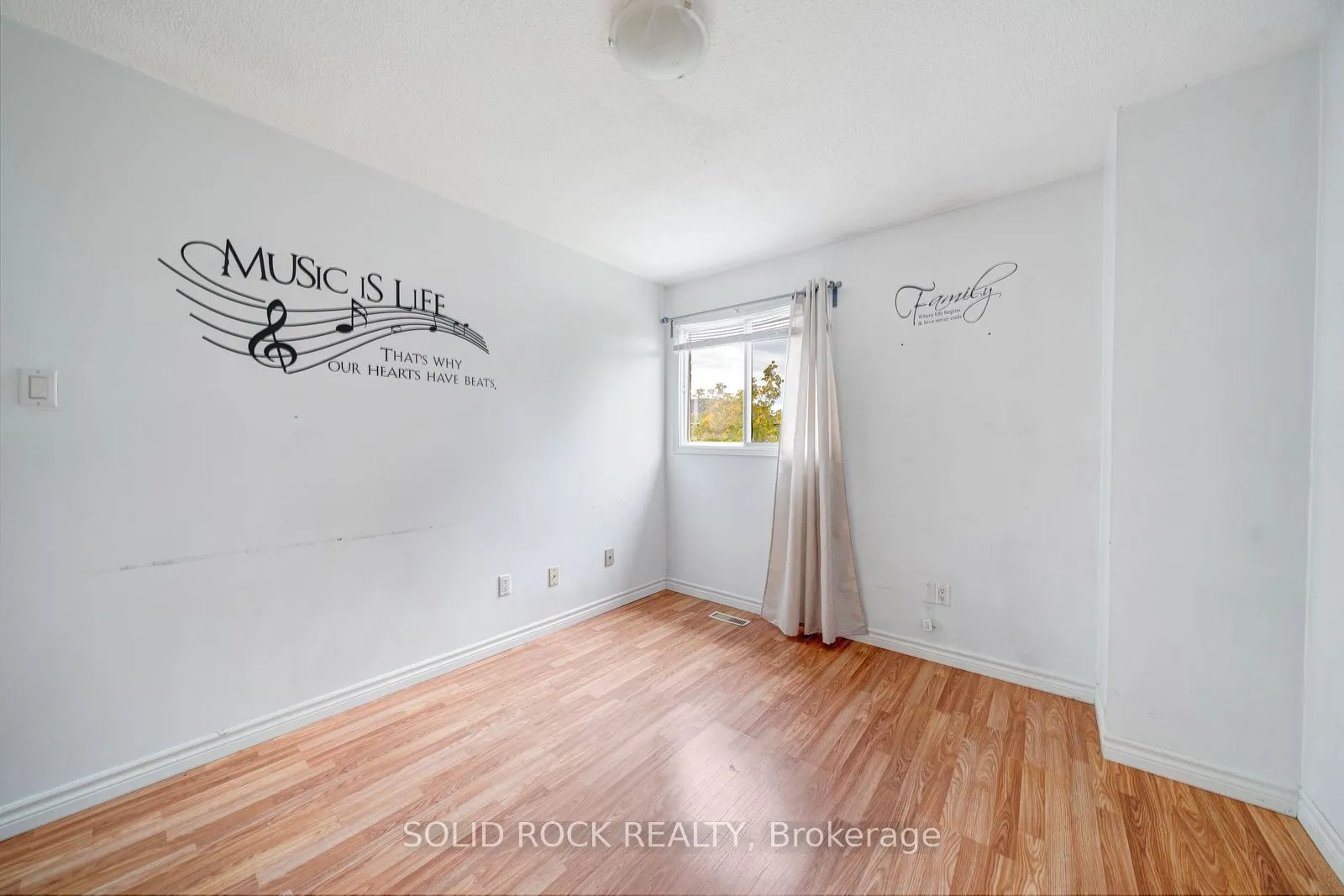 2394 Strathmore Crescent