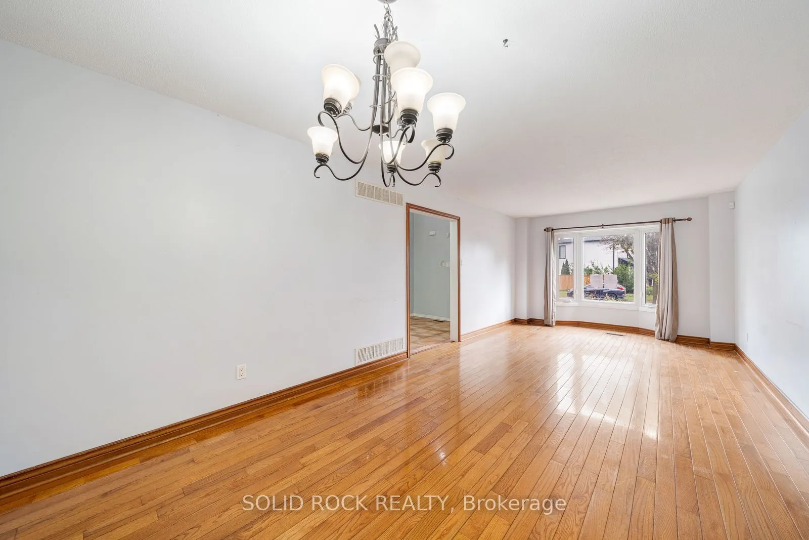 2394 Strathmore Crescent