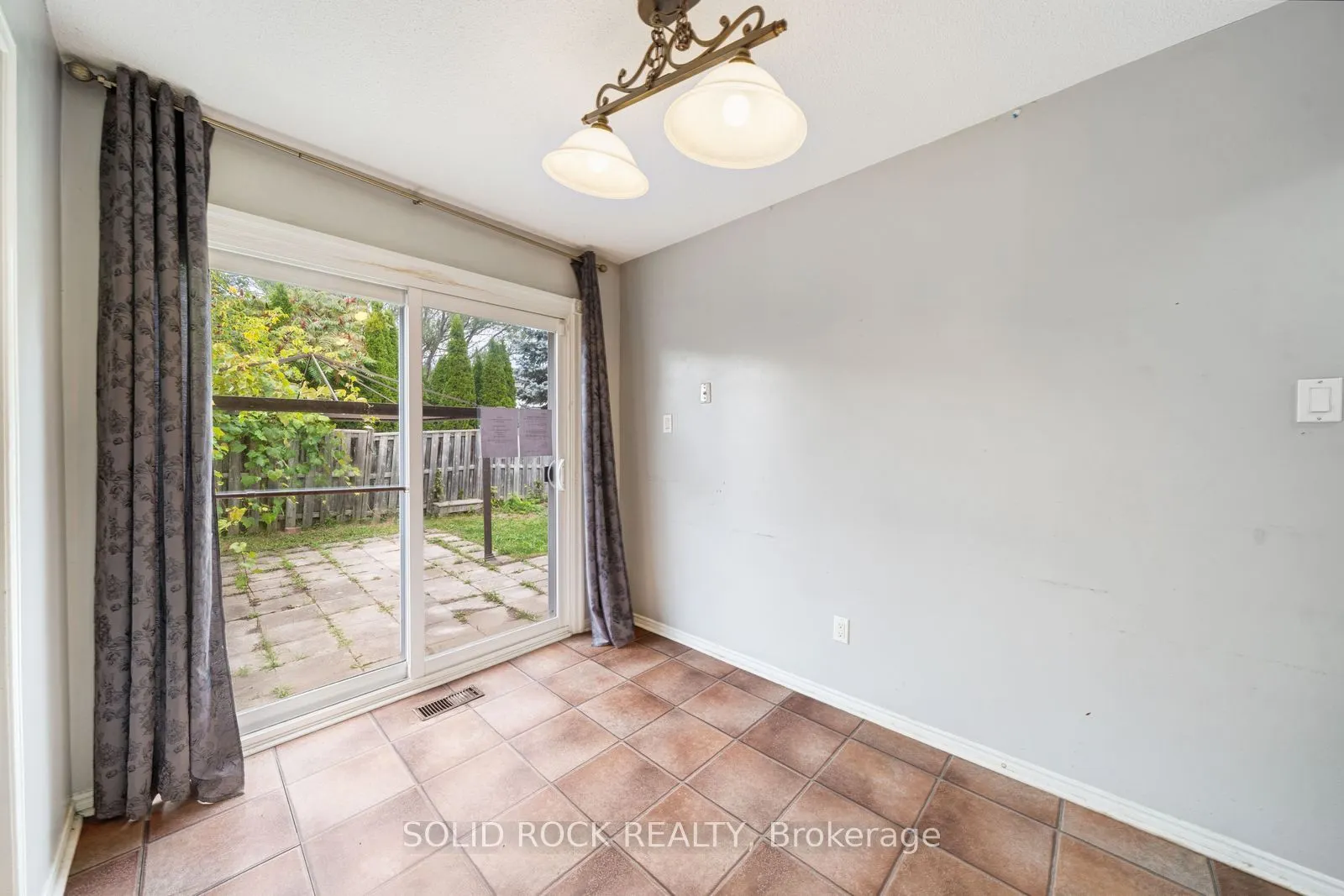 2394 Strathmore Crescent