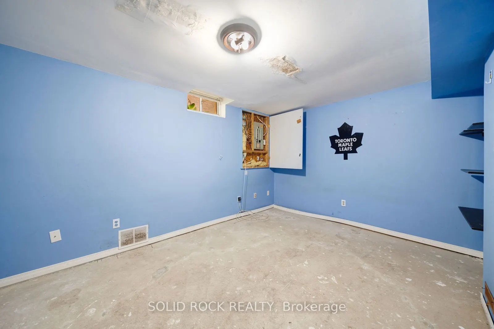 2394 Strathmore Crescent