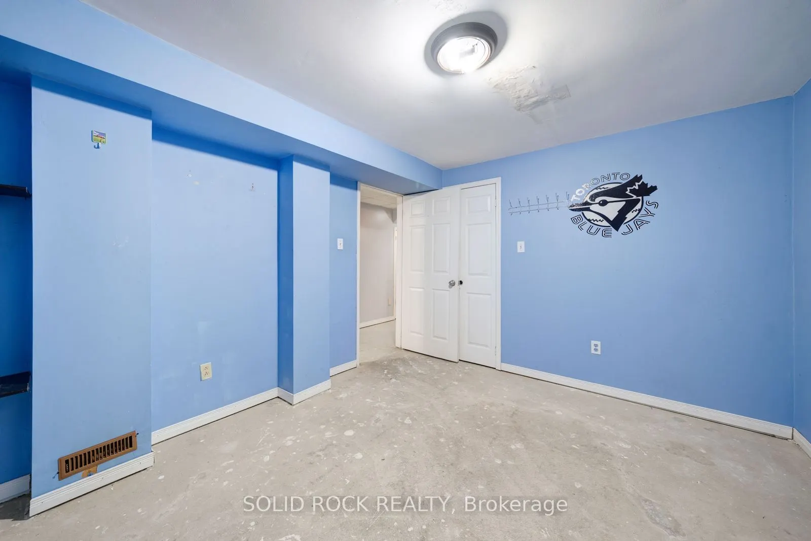 2394 Strathmore Crescent