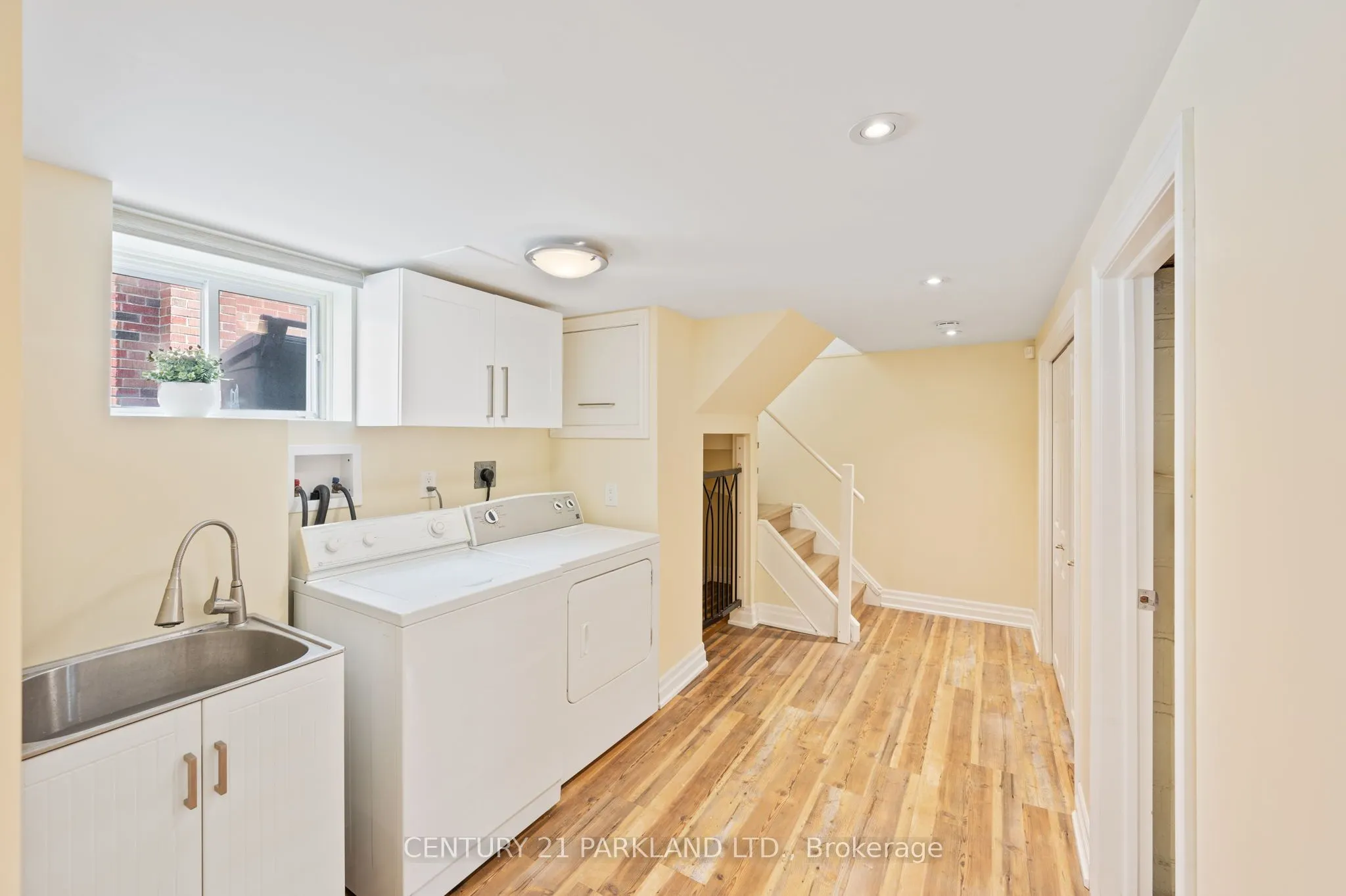 6 Roblin Avenue
