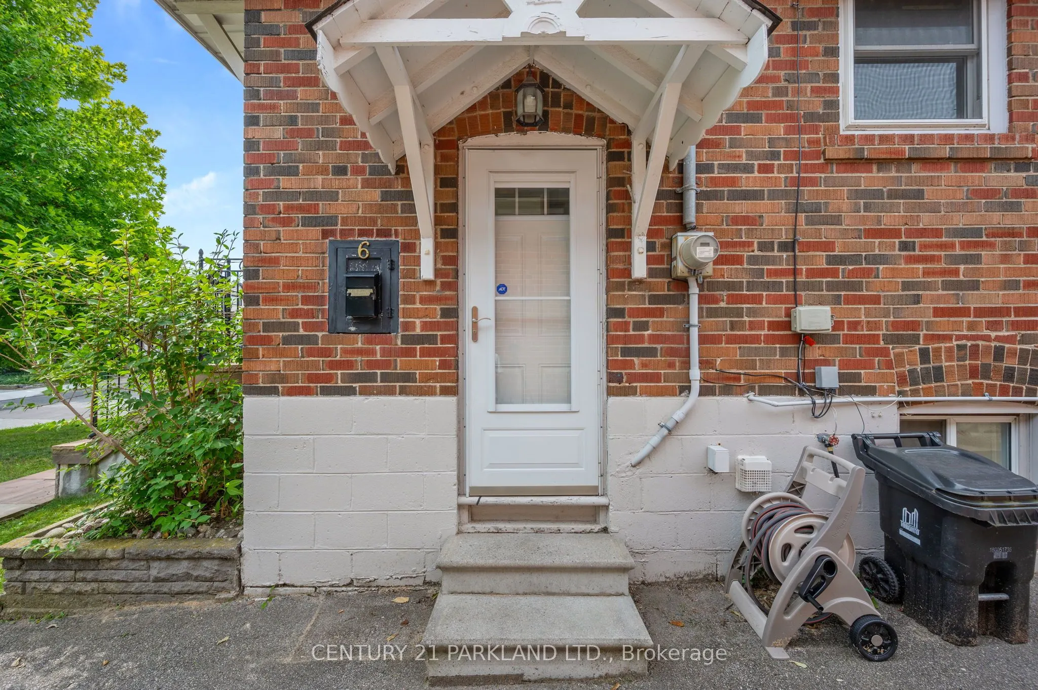 6 Roblin Avenue