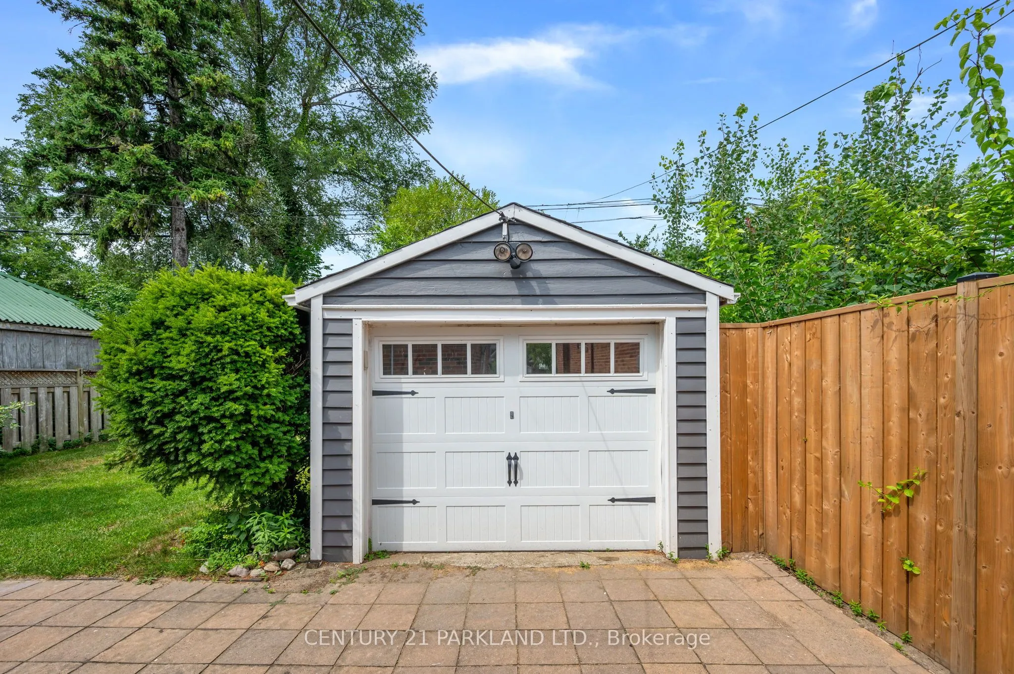 6 Roblin Avenue
